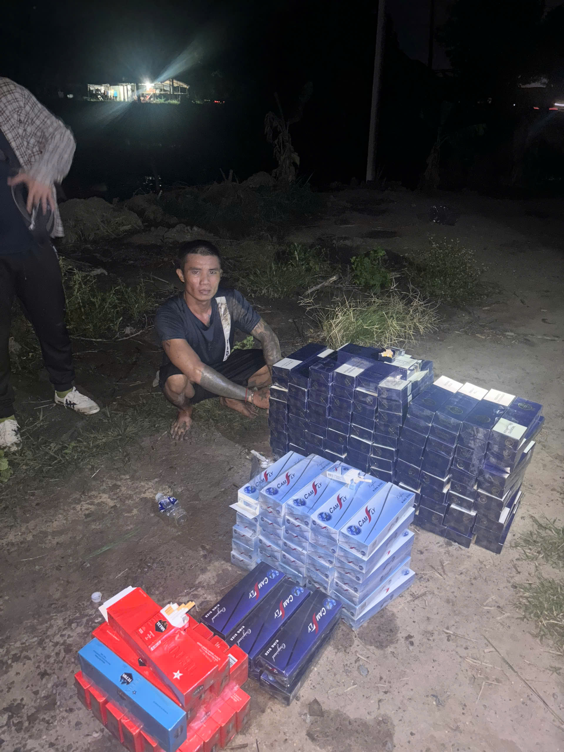 B&iacute; mật b&ecirc;n trong t&uacute;i ni l&ocirc;ng của đối tượng đi xe m&aacute;y ở T&acirc;y Ninh- Ảnh 2.