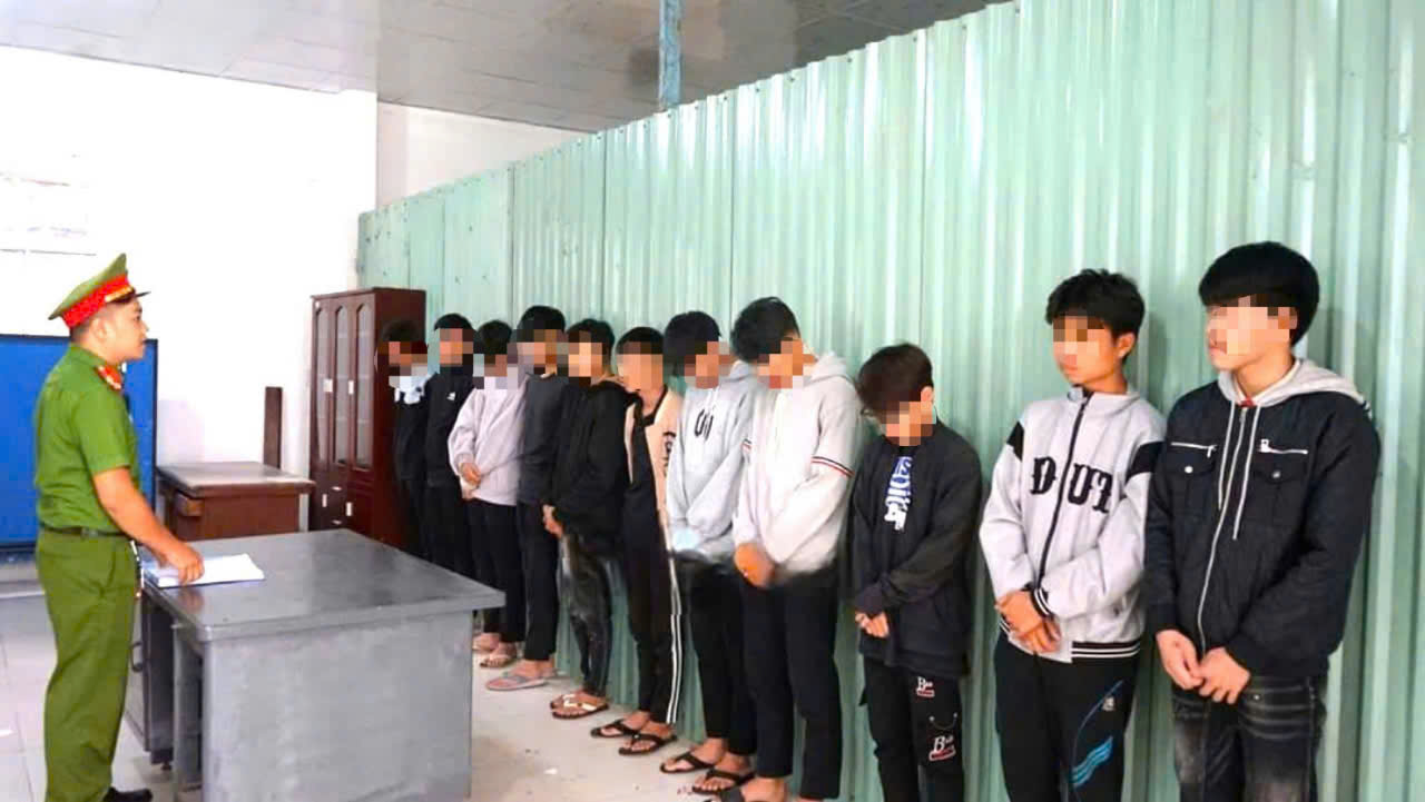 Khởi tố 11 thanh thiếu niên mang hung khí hỗn chiến trong đêm- Ảnh 1.