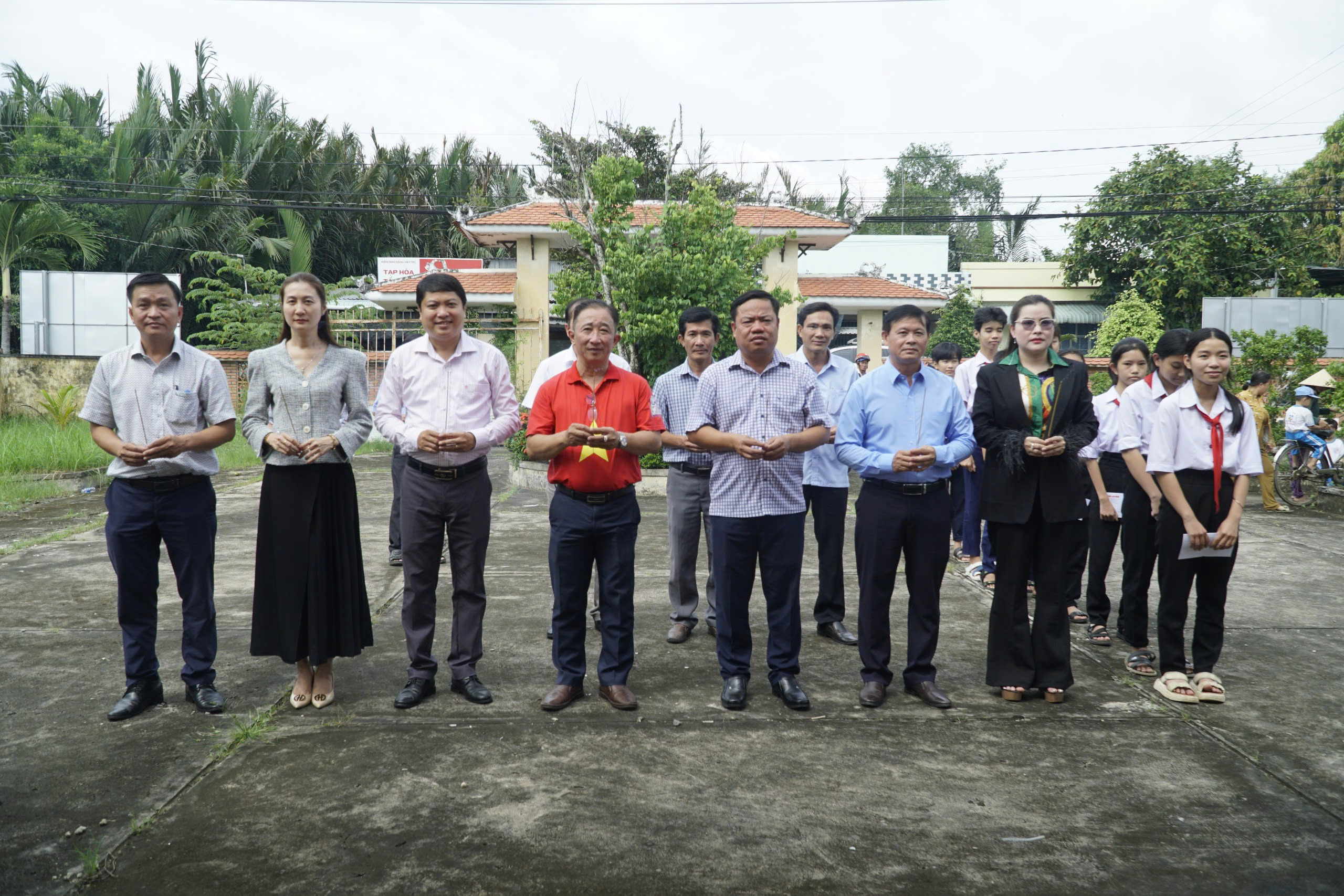 Chương trình “Tự hào cờ Tổ quốc” đến với vùng Đất thép anh hùng Giồng Trôm- Ảnh 1.