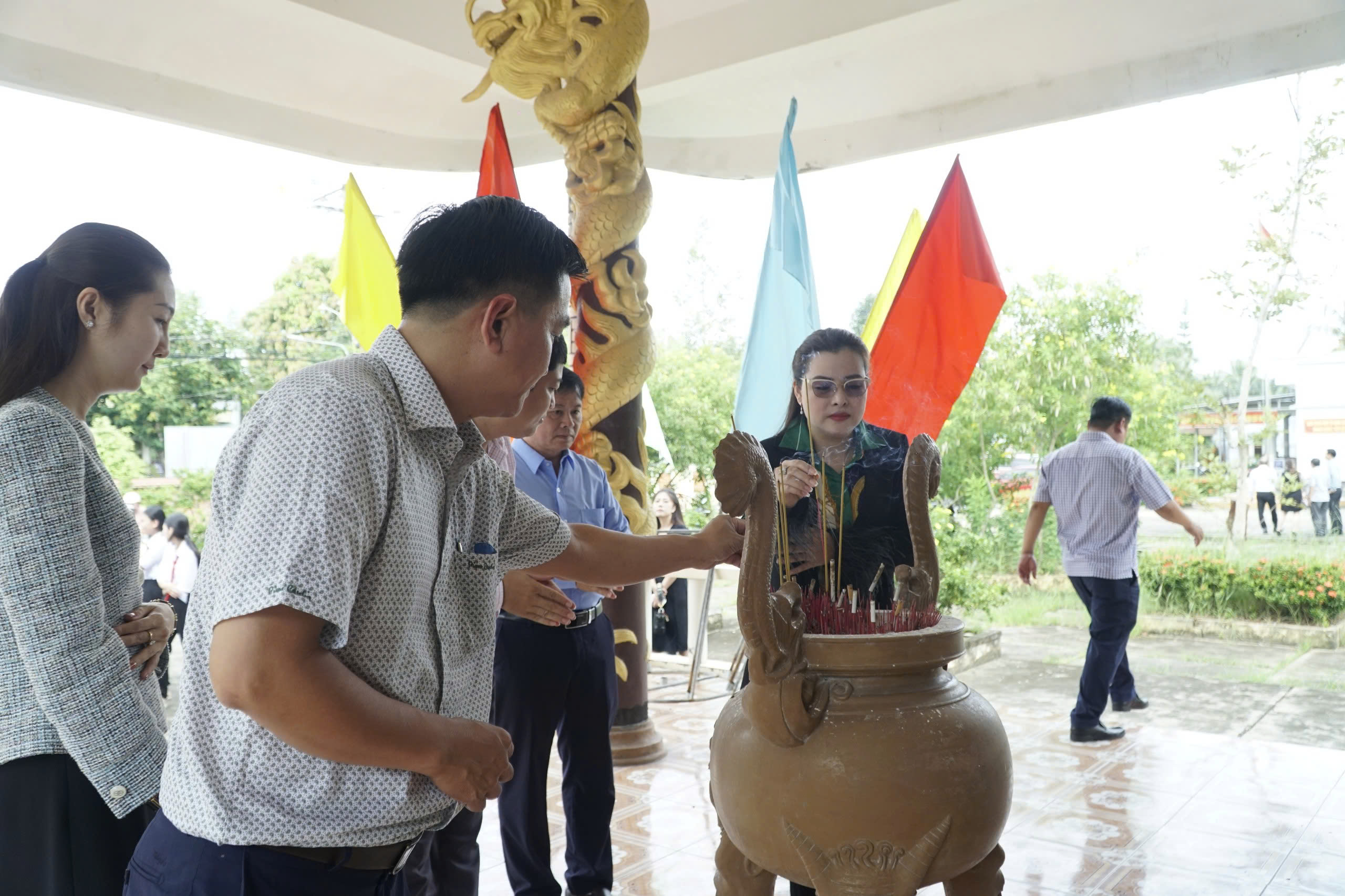 Chương trình “Tự hào cờ Tổ quốc” đến với vùng Đất thép anh hùng Giồng Trôm- Ảnh 3.