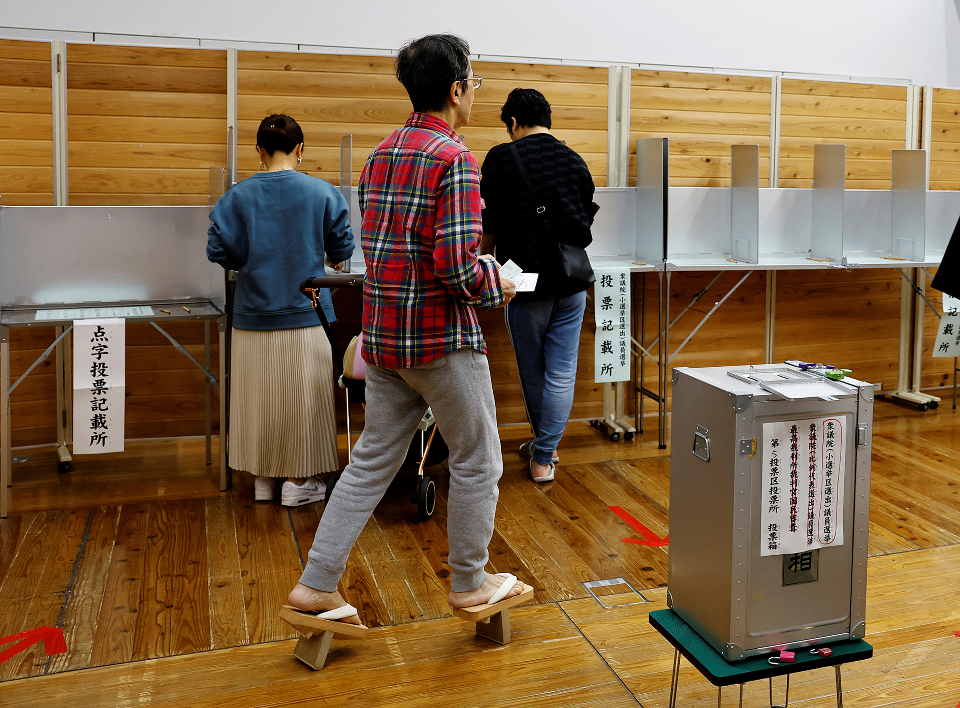 Cử tri đi bỏ phiếu tại thủ đ&ocirc; Tokyo - Nhật Bản h&ocirc;m 27-10  Ảnh: REUTERS