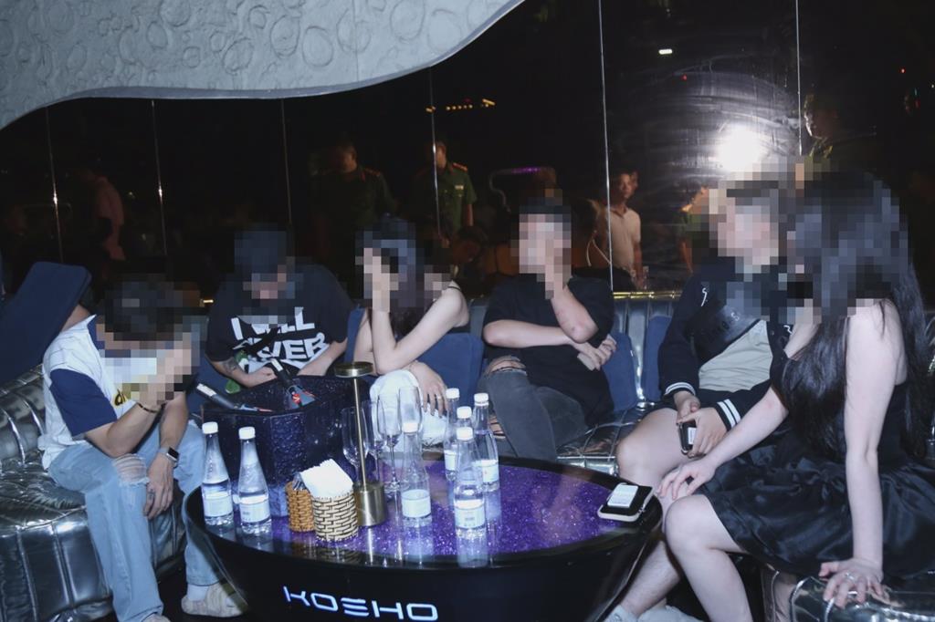 Gần 100 cảnh sát đột kích cơ sở kinh doanh quán bar, vũ trường trá hình ở Biên Hoà- Ảnh 3.