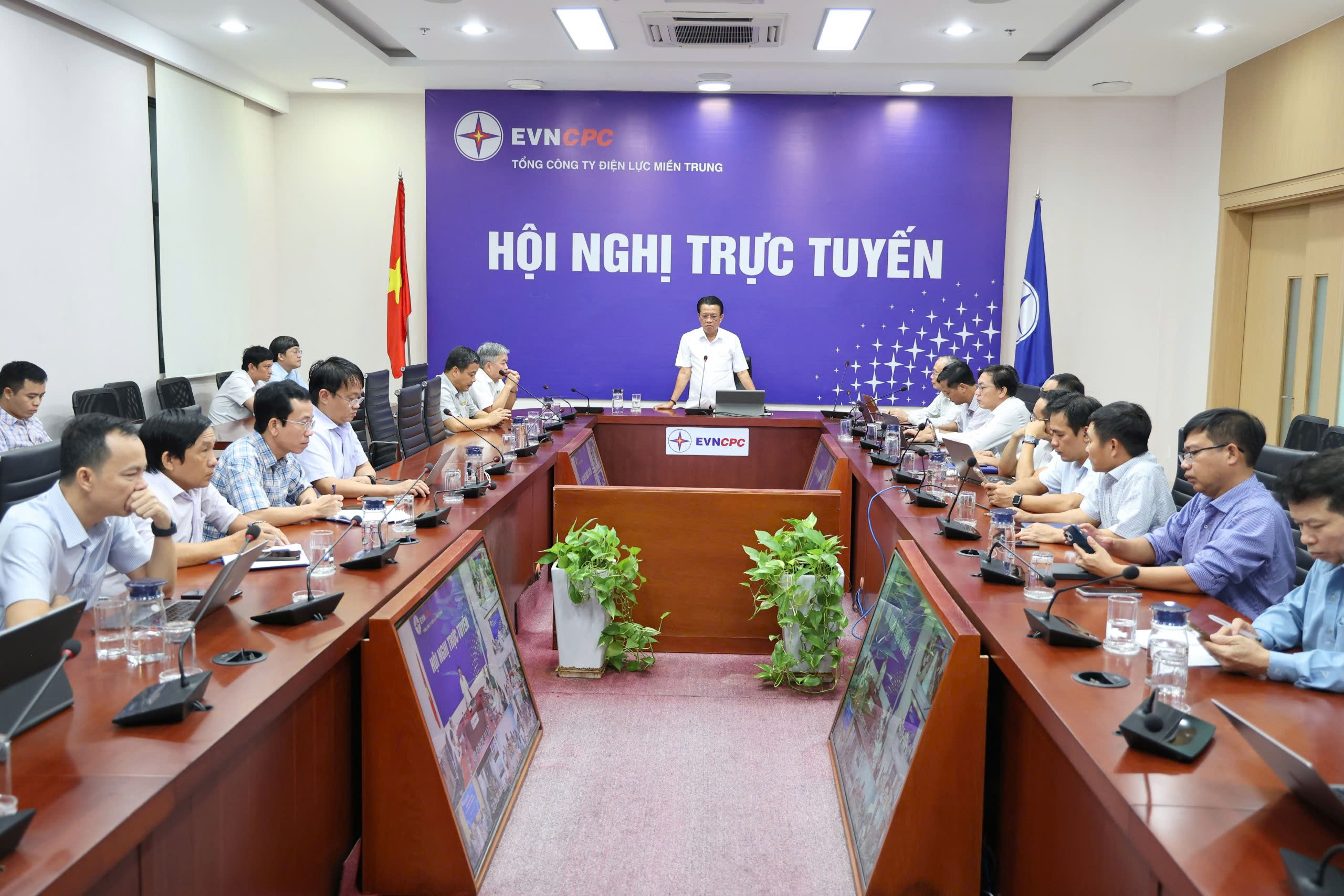 EVNCPC huy động sẵn s&agrave;ng 35 đội xung k&iacute;ch ứng ph&oacute; b&atilde;o Trami- Ảnh 1.