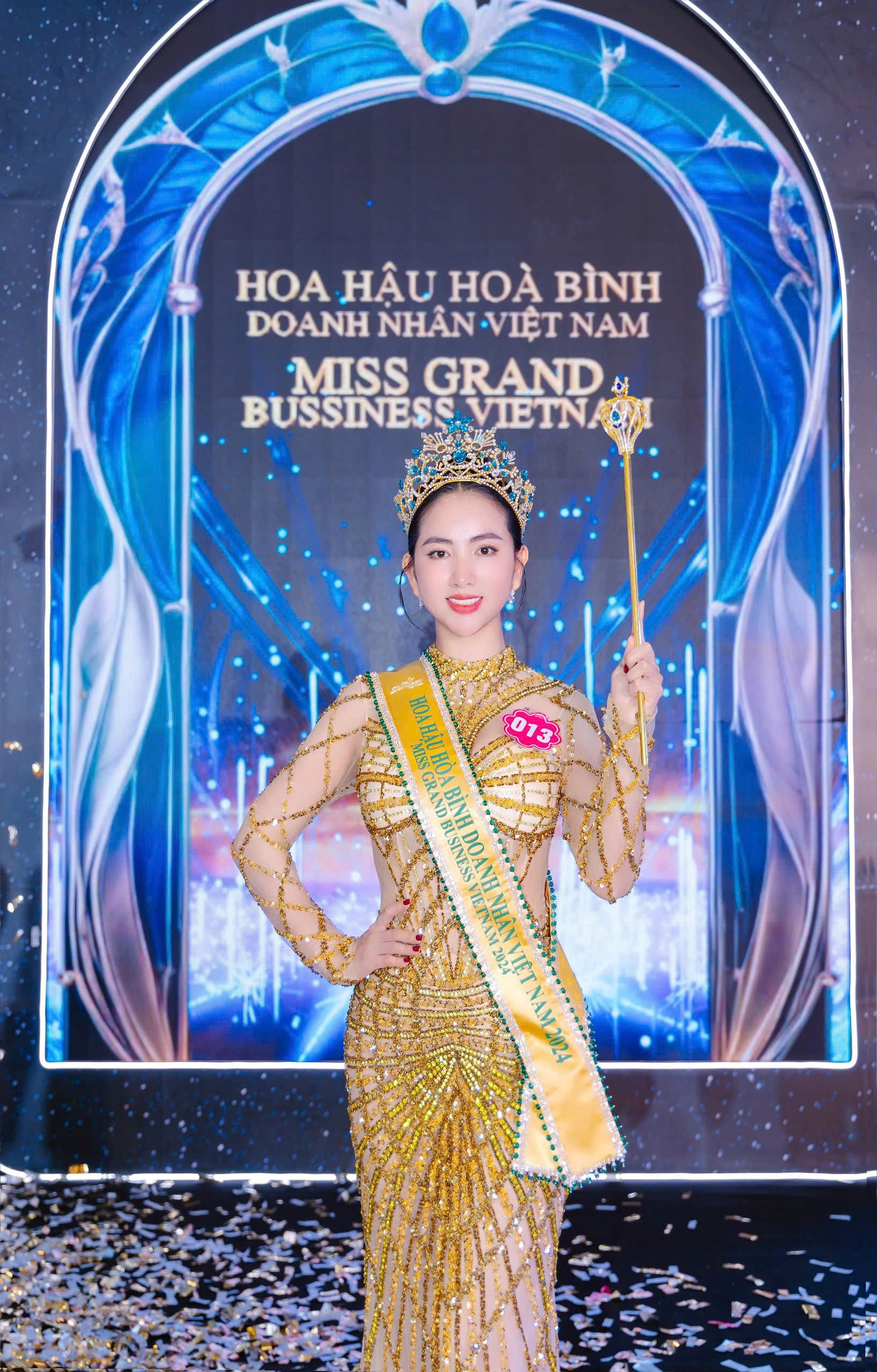Người đẹp xứ Huế đăng quang "Hoa hậu h&ograve;a b&igrave;nh Doanh nh&acirc;n Việt Nam 2024"- Ảnh 1.