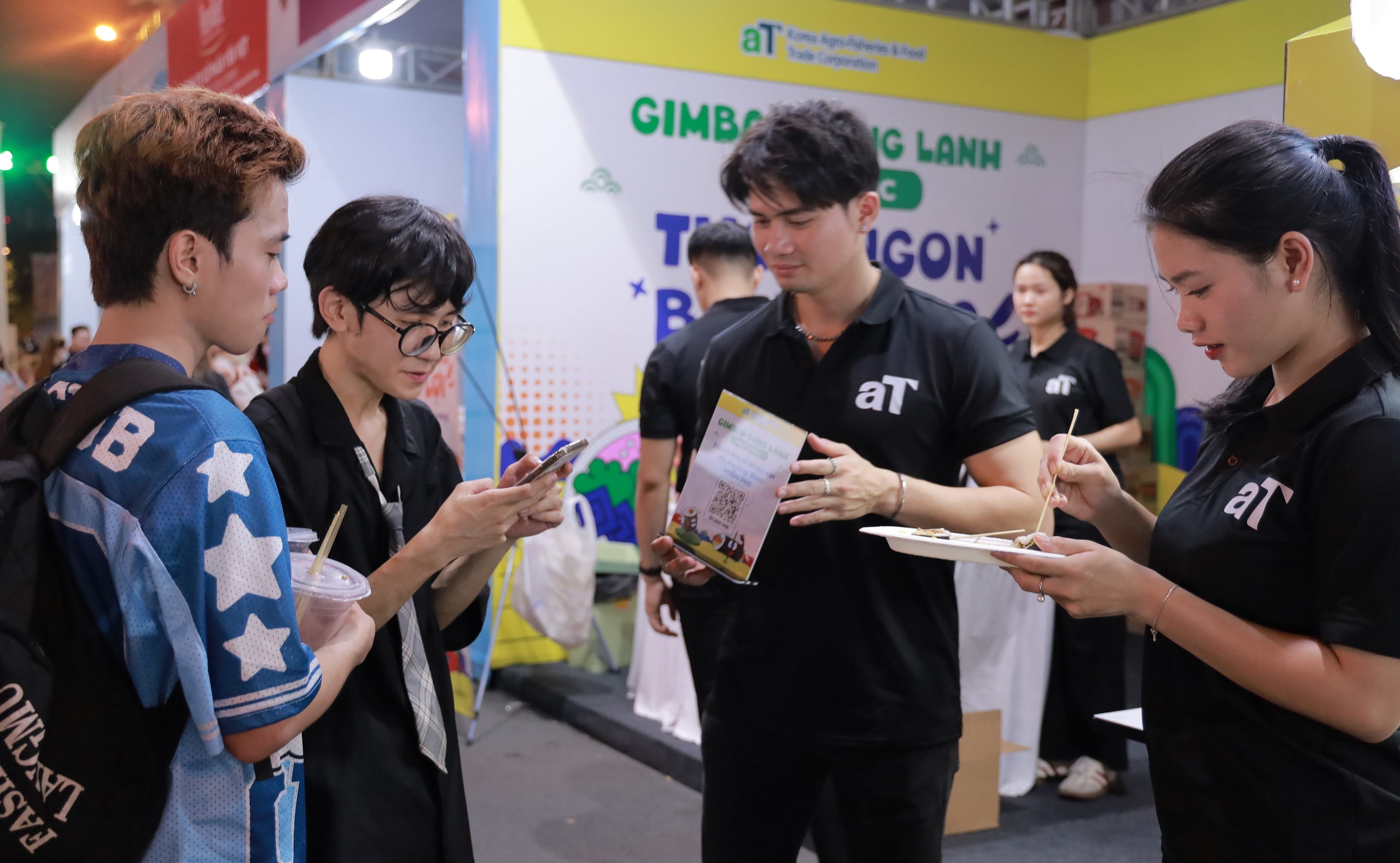M&oacute;n ăn g&acirc;y sốt của H&agrave;n Quốc thu h&uacute;t giới trẻ tại Ng&agrave;y hội văn h&oacute;a hữu nghị Việt - H&agrave;n - Ảnh 1.