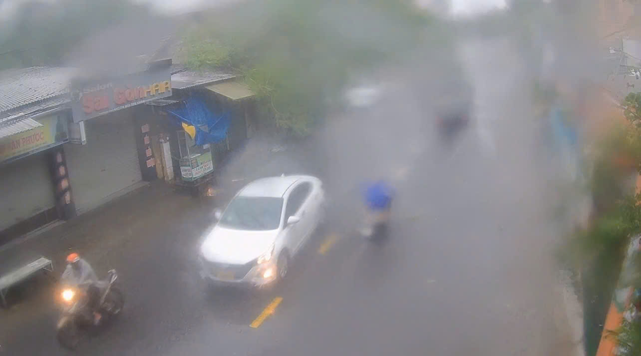 Dồn sức ứng phó ngập lụt, sạt lở do bão Trami gây ra- Ảnh 2.