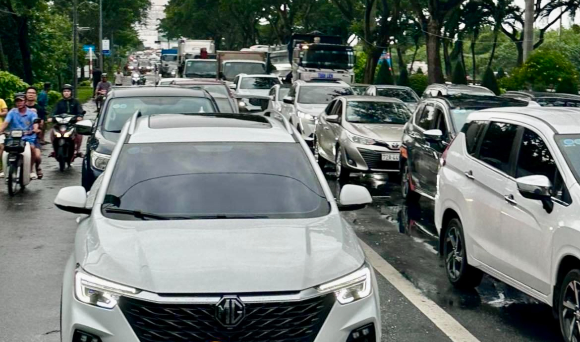 Nhiều c&acirc;y xanh g&atilde;y đổ, kẹt xe nối d&agrave;i hướng Vũng T&agrave;u đi B&agrave; Rịa- Ảnh 5.