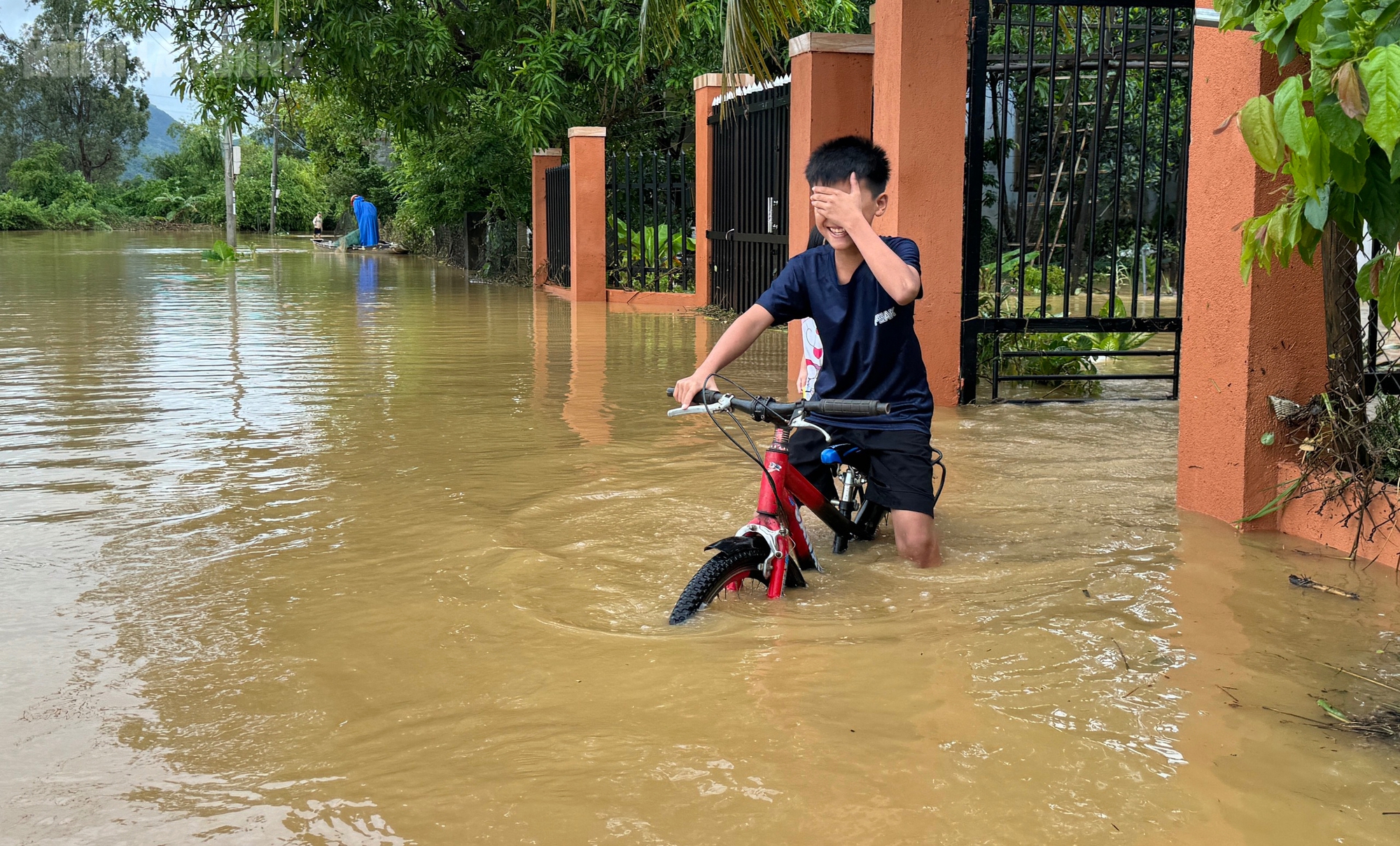 Đường thành sông, người dân Đà Nẵng “mượn” nước lũ để dọn nhà sau bão Trà Mi - Ảnh 3.
