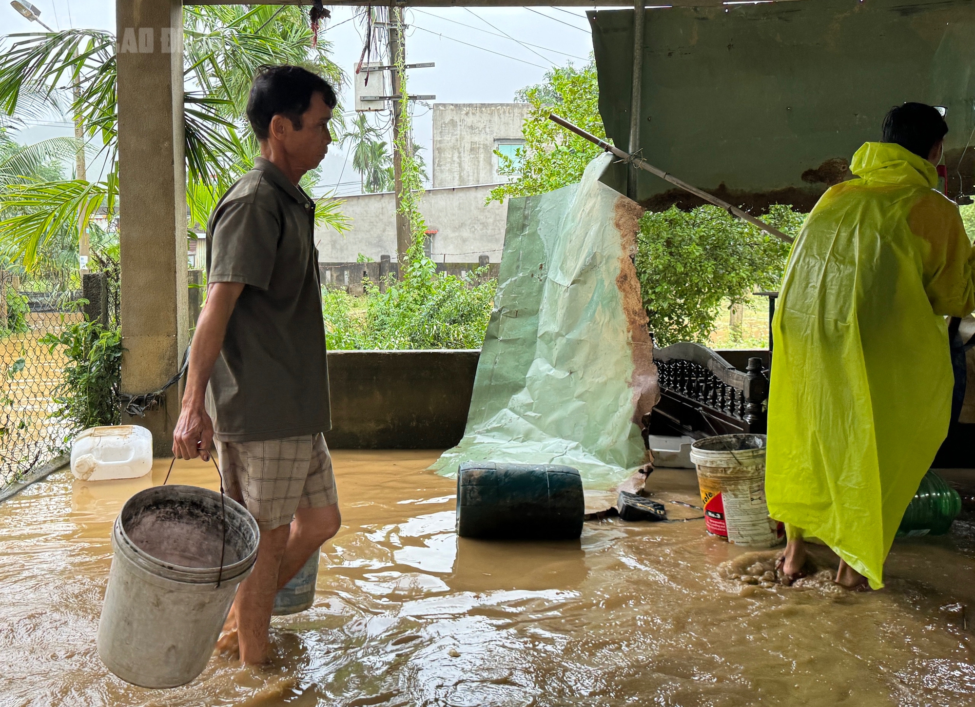 Đường thành sông, người dân Đà Nẵng “mượn” nước lũ để dọn nhà sau bão Trà Mi - Ảnh 5.