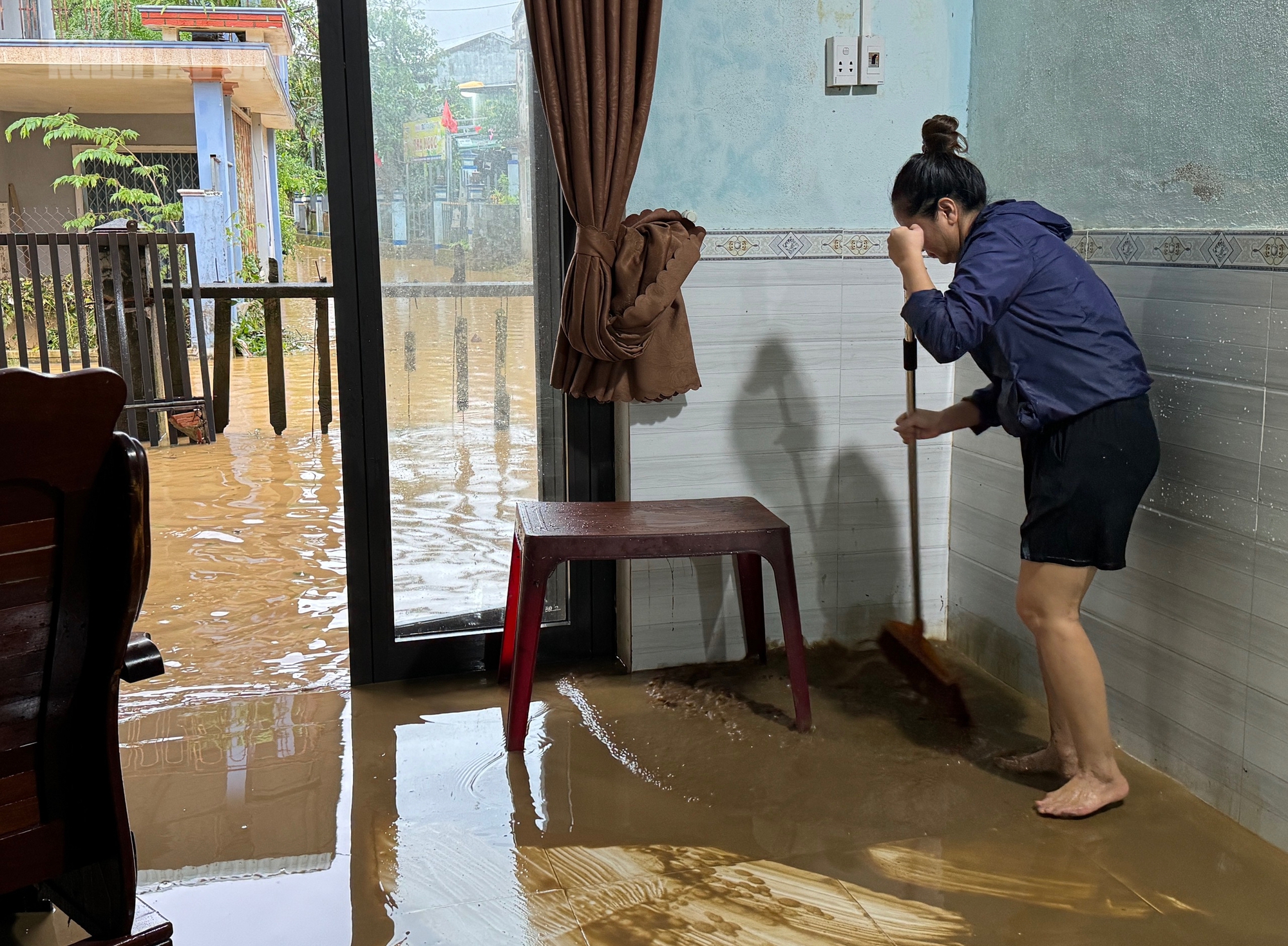 Đường thành sông, người dân Đà Nẵng “mượn” nước lũ để dọn nhà sau bão Trà Mi - Ảnh 6.