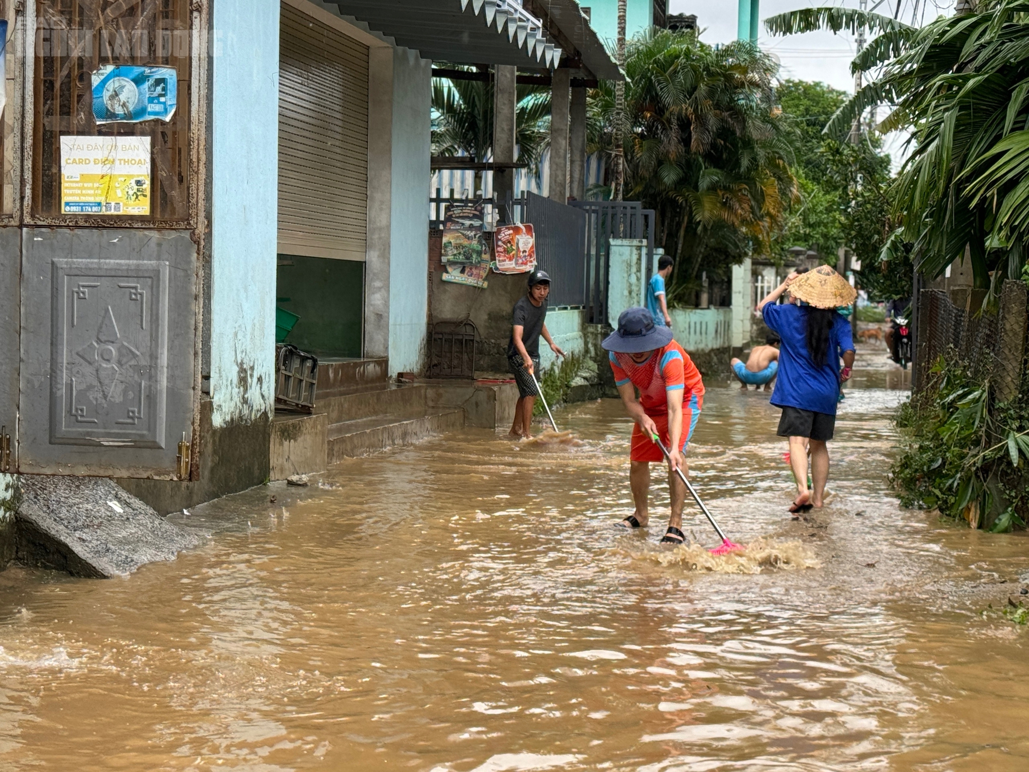 Đường thành sông, người dân Đà Nẵng “mượn” nước lũ để dọn nhà sau bão Trà Mi - Ảnh 7.