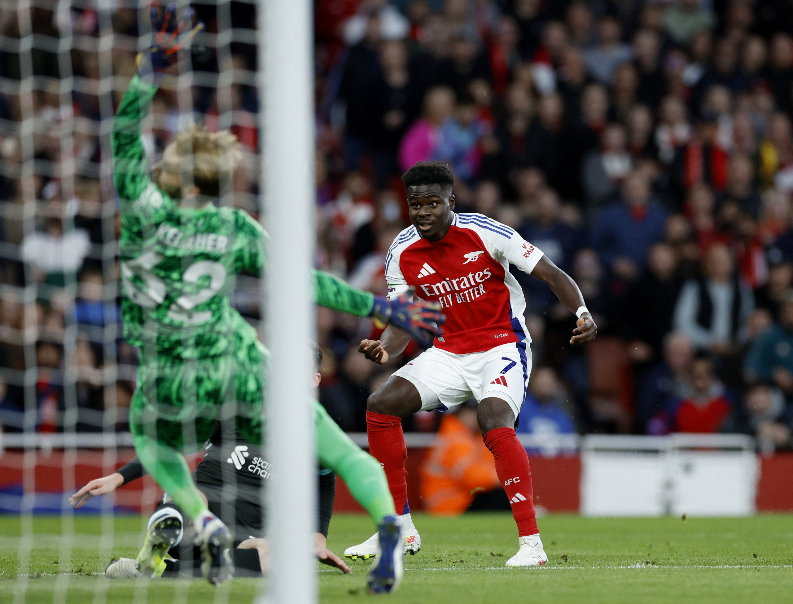 Liverpool mất ng&ocirc;i đầu, Arsenal mất qu&acirc;n sau đại chiến- Ảnh 1.