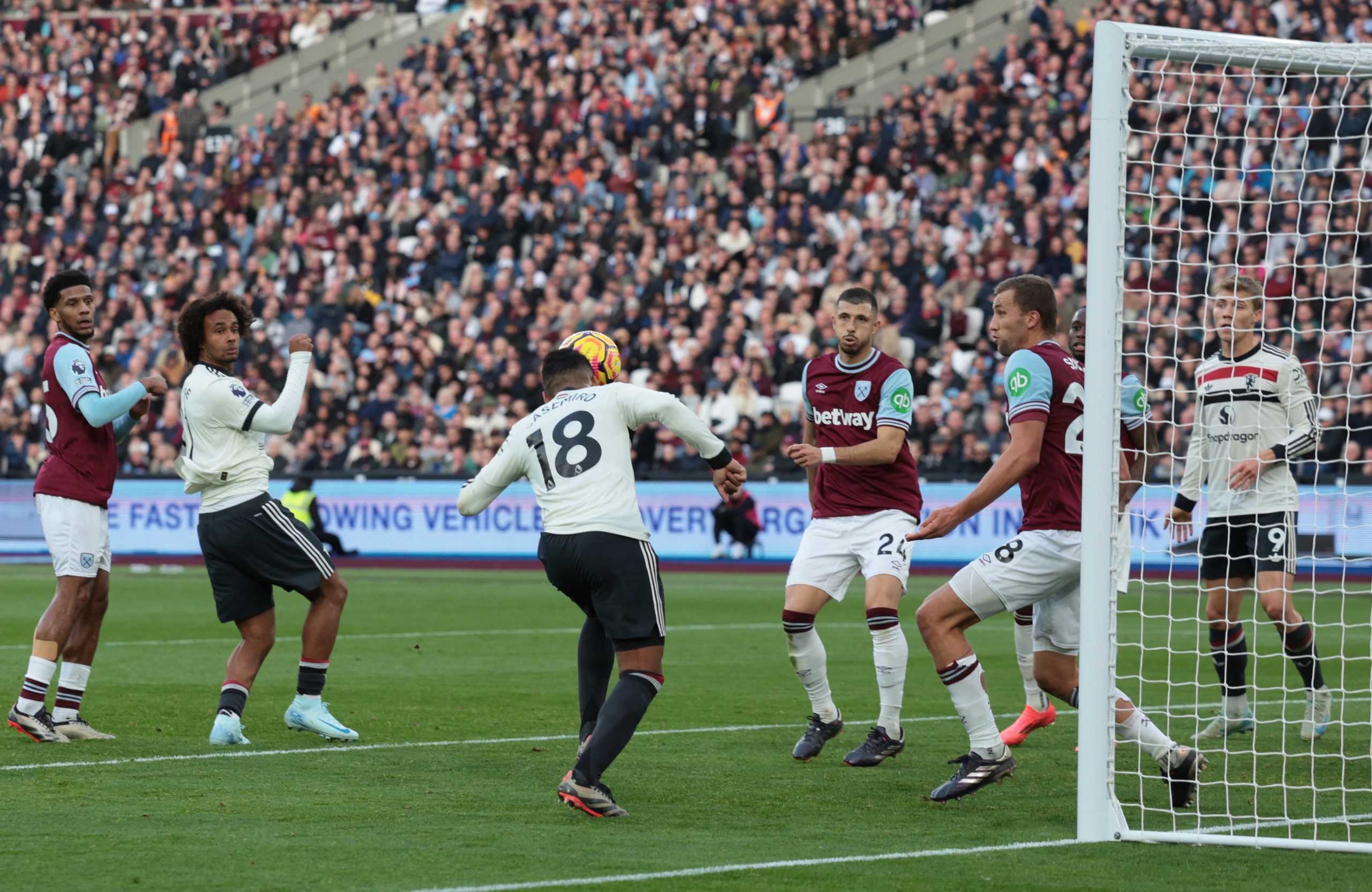 Thua West Ham ph&uacute;t cuối, Man United ch&igrave;m s&acirc;u ở Giải Ngoại hạng Anh- Ảnh 6.