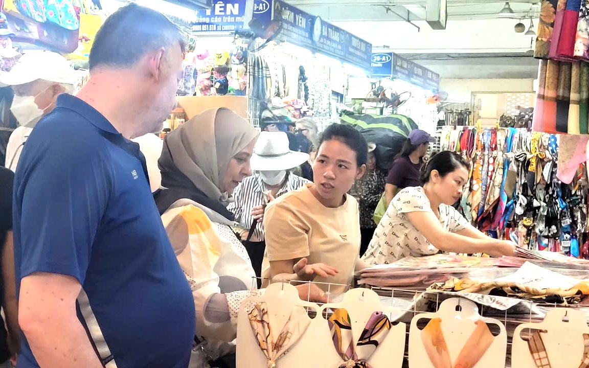VIDEO: Chợ Đồng Xuân kinh doanh thế nào trước "bão" chốt đơn online?