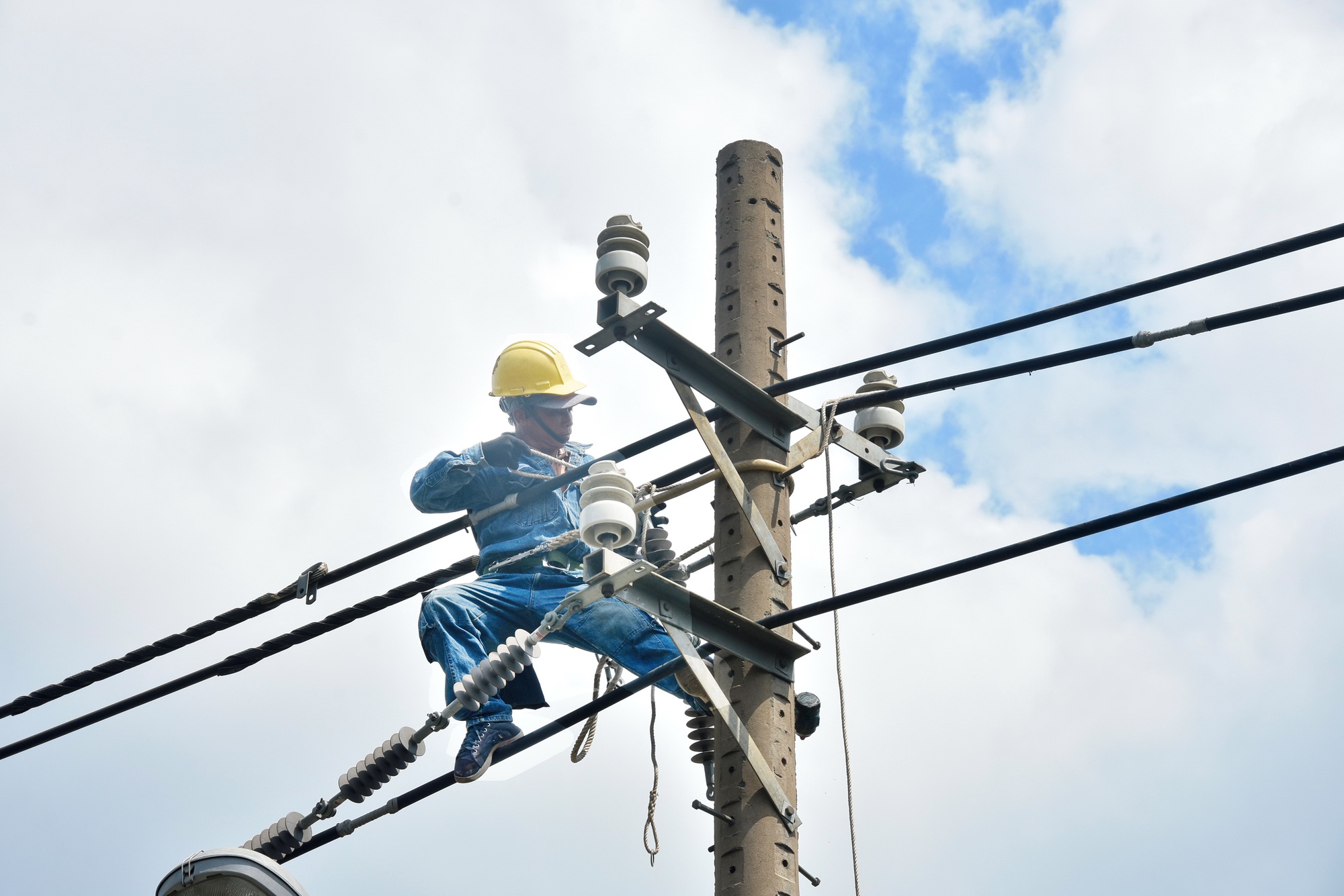 Bộ C&ocirc;ng Thương xem x&eacute;t gi&aacute; điện trung t&acirc;m dữ liệu theo kiến nghị của Viettel , VNPT , FPT - Ảnh 1.
