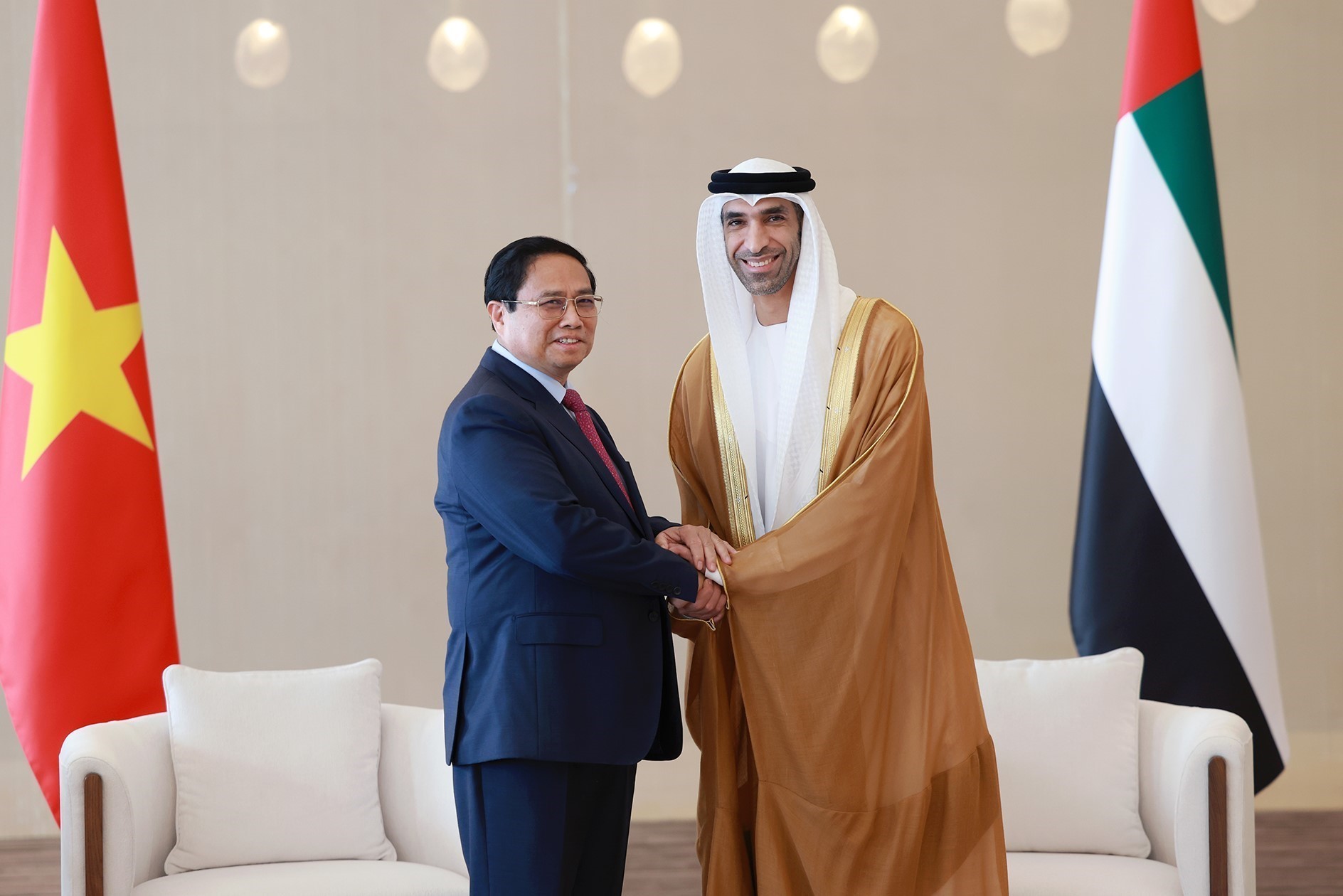 Thủ tướng Phạm Minh Ch&iacute;nh v&agrave; phu nh&acirc;n với cộng đồng người Việt Nam tại UAE Ảnh: TTXVN