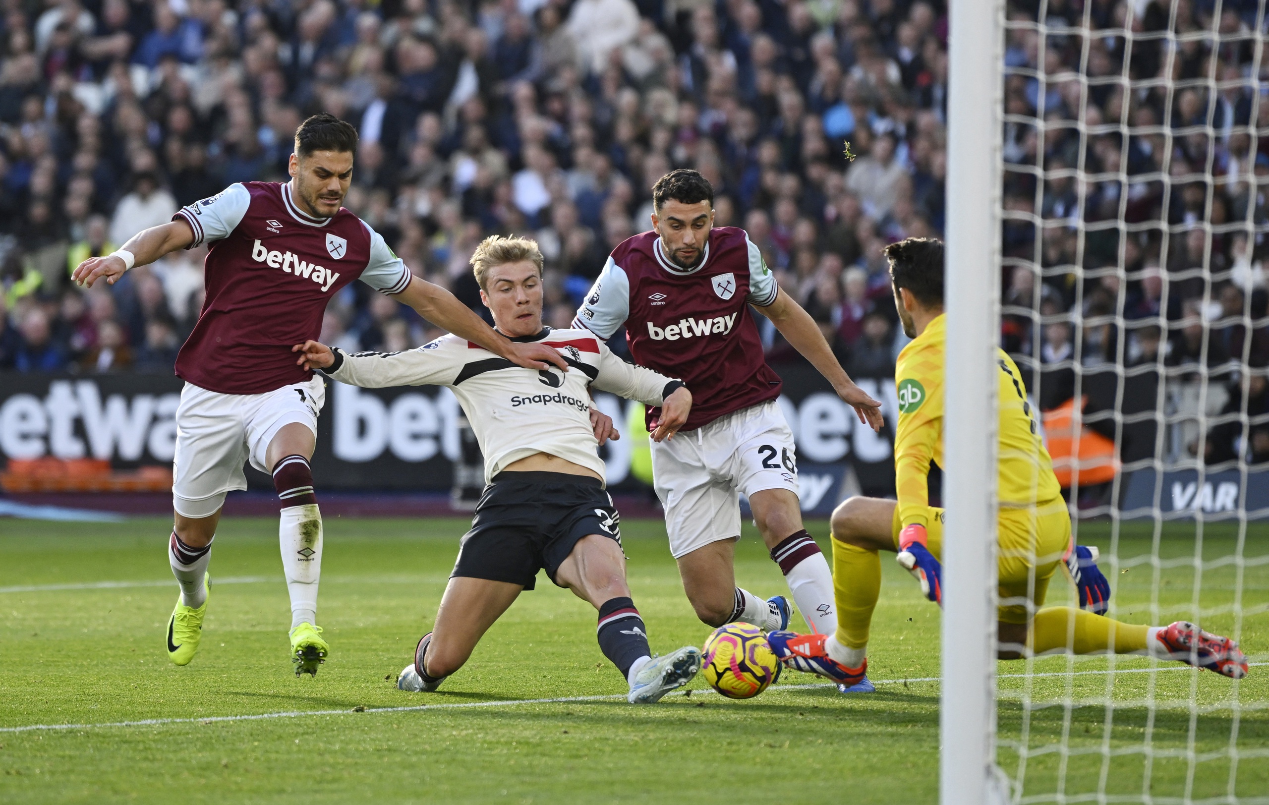 Thua West Ham ph&uacute;t cuối, Man United ch&igrave;m s&acirc;u ở Giải Ngoại hạng Anh- Ảnh 3.