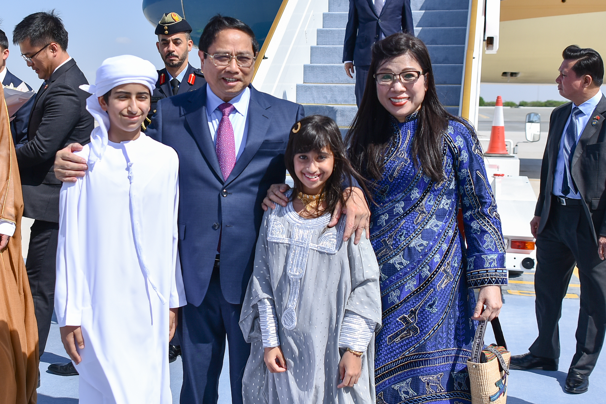 Thủ tướng đến Thủ đô Abu Dhabi, bắt đầu thăm chính thức UAE- Ảnh 2.