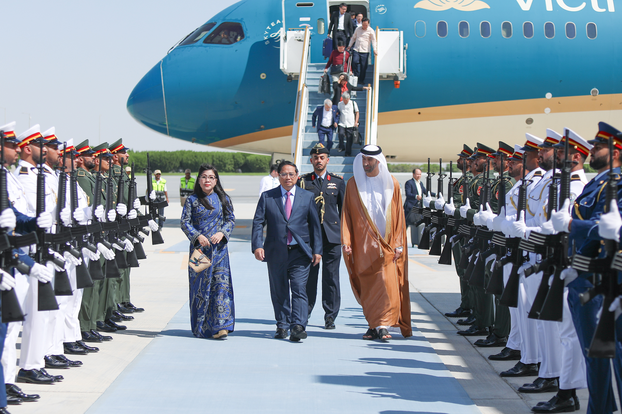 Thủ tướng đến Thủ đô Abu Dhabi, bắt đầu thăm chính thức UAE- Ảnh 3.