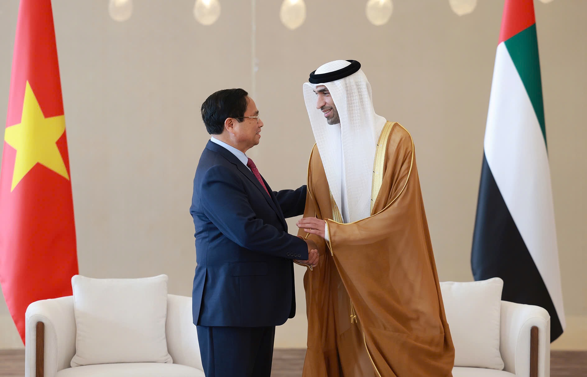 Thủ tướng đến Thủ đô Abu Dhabi, bắt đầu thăm chính thức UAE- Ảnh 5.