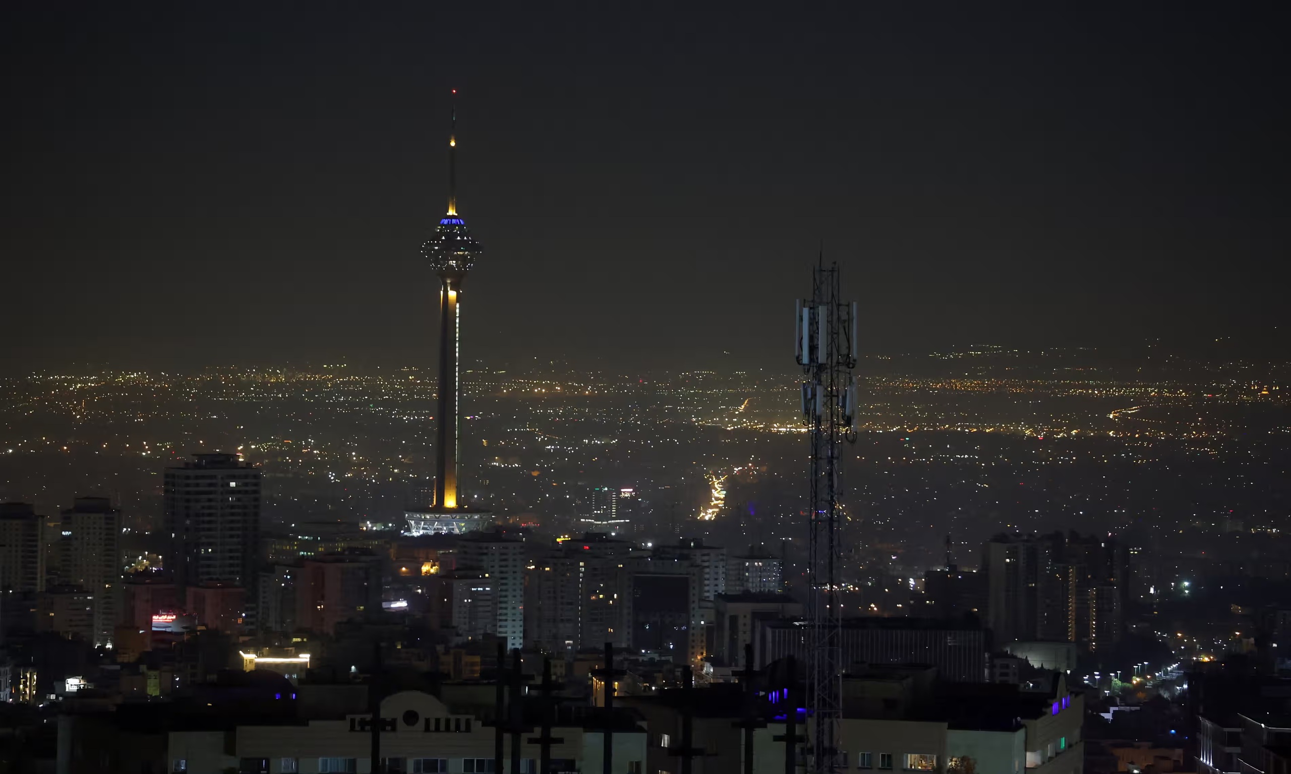Tehran v&agrave;o s&aacute;ng sớm ng&agrave;y 26-10 sau cuộc kh&ocirc;ng k&iacute;ch của Israel v&agrave;o c&aacute;c địa điểm qu&acirc;n sự. Ảnh: EPA