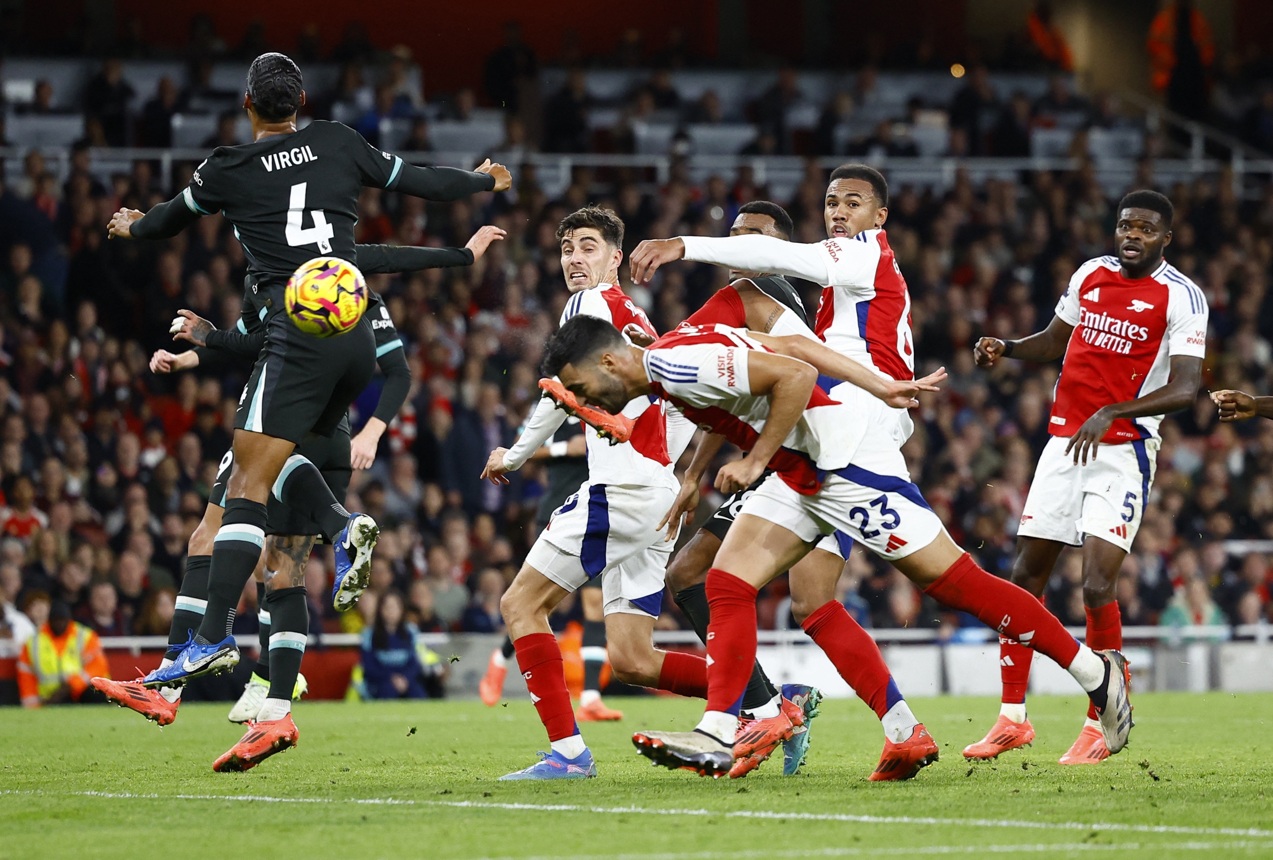 Liverpool mất ng&ocirc;i đầu, Arsenal mất qu&acirc;n sau đại chiến- Ảnh 3.