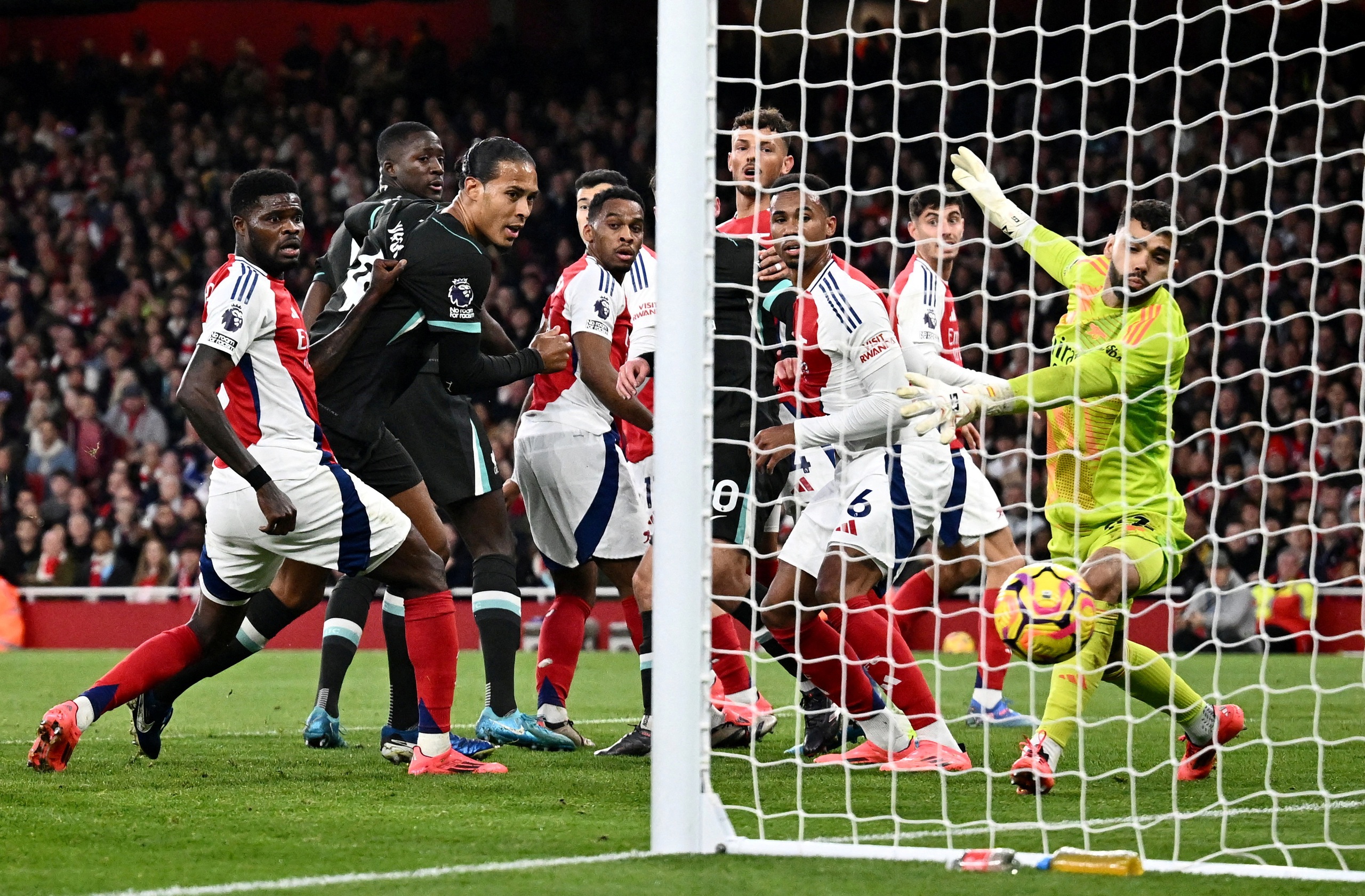 Liverpool mất ng&ocirc;i đầu, Arsenal mất qu&acirc;n sau đại chiến- Ảnh 2.