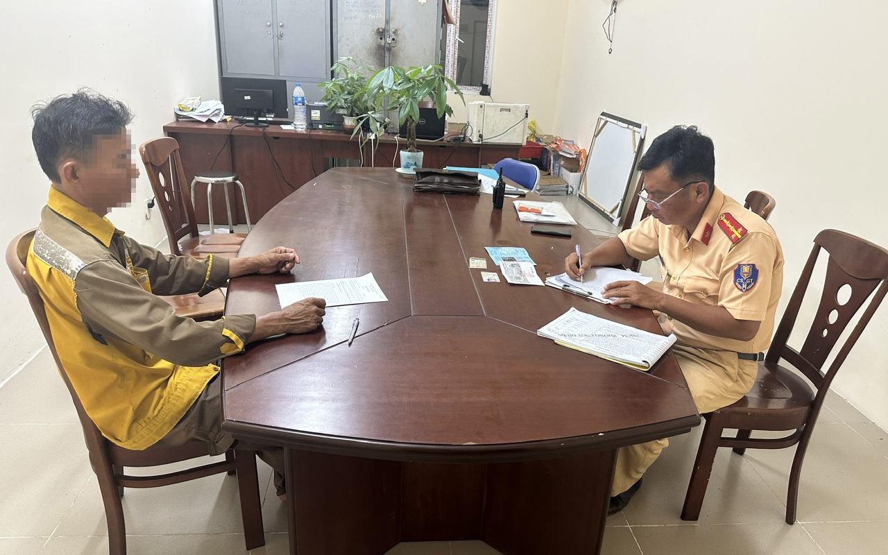CSGT làm việc với tài xế ngông cuồng ở Củ Chi