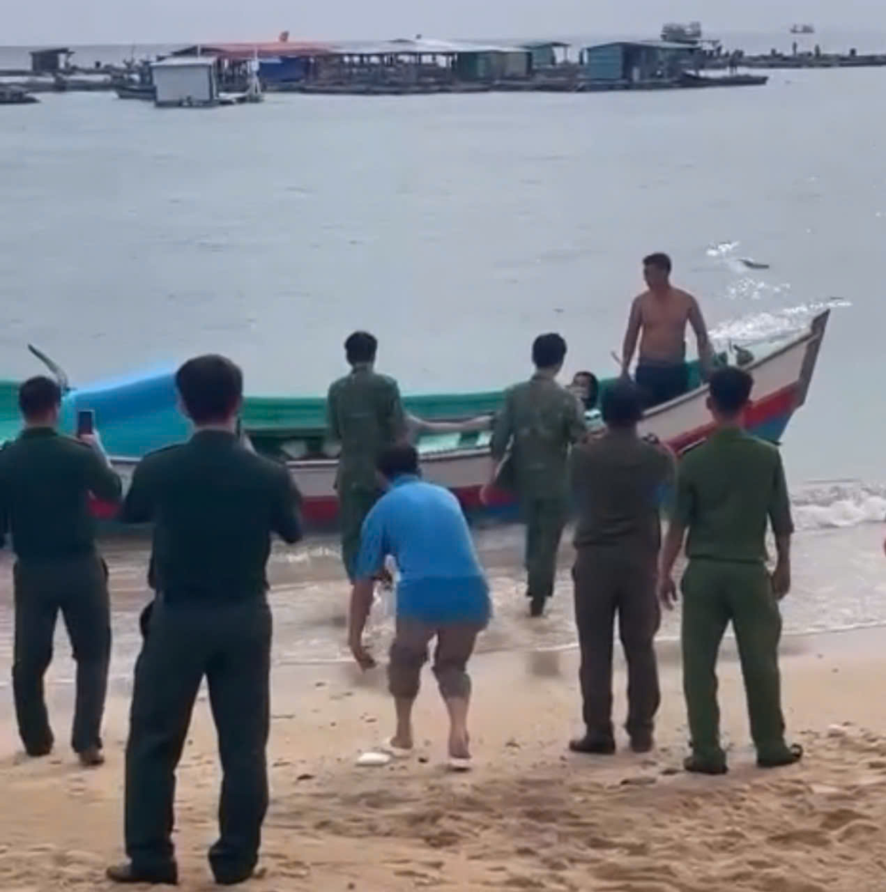  Đ&ecirc;m kinh ho&agrave;ng l&ecirc;nh đ&ecirc;nh tr&ecirc;n biển của nữ du kh&aacute;ch vụ lật sup tại Ph&uacute; Qu&yacute; - Ảnh 1.