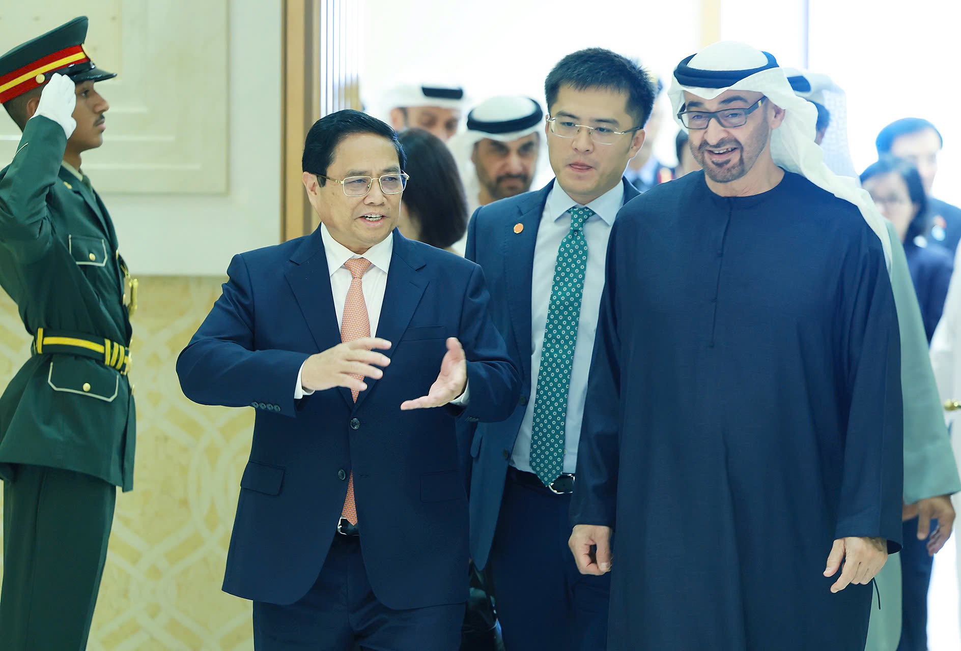Thủ tướng Phạm Minh Ch&iacute;nh trao đổi với Tổng thống UAE Mohammed bin Zayed Al Nahyan  Ảnh: Nhật Bắc