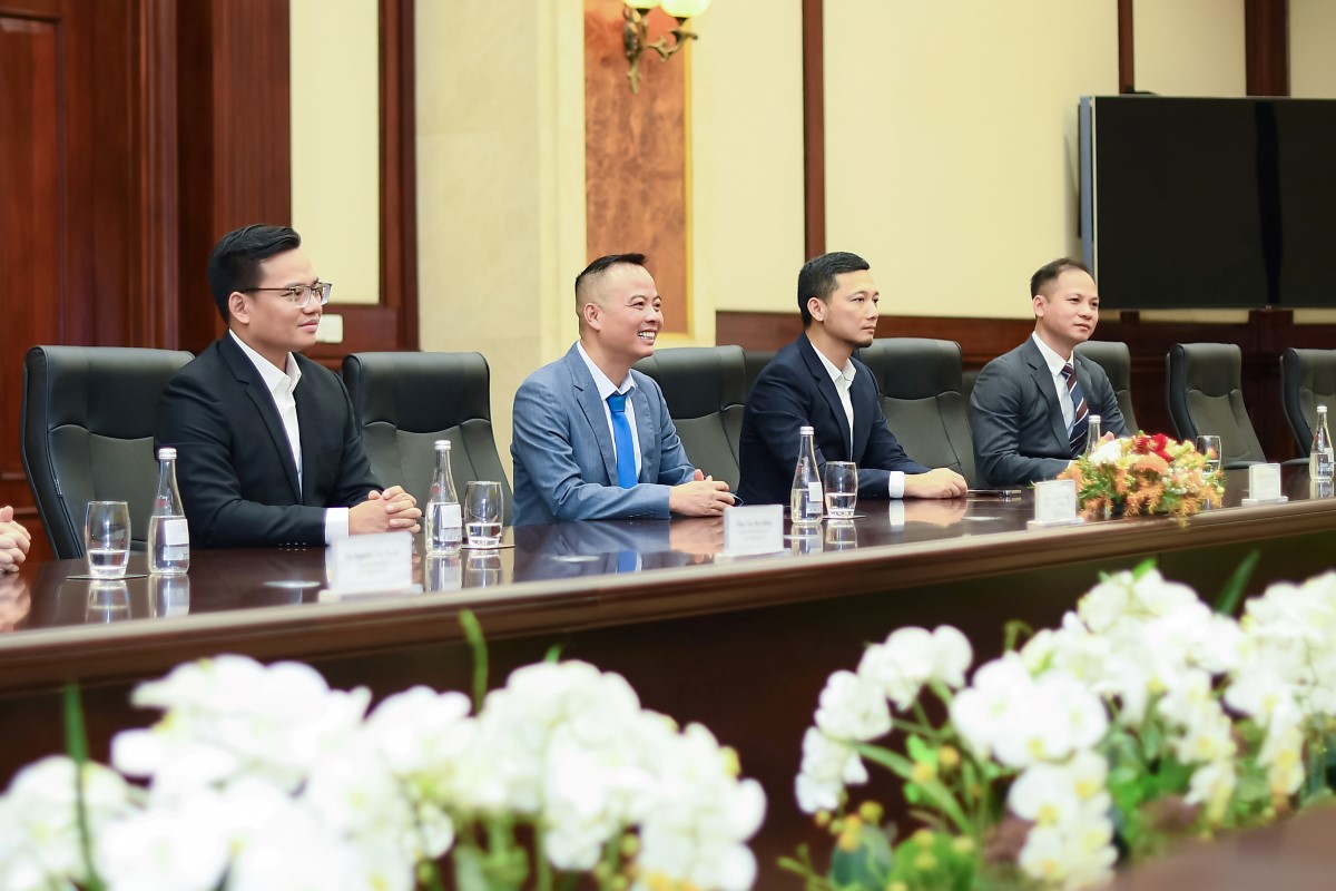 &Ocirc;ng Lưu Đ&igrave;nh Tuấn - Chủ tịch HĐQT Tập đo&agrave;n 911 (thứ hai từ tr&aacute;i qua) cho biết, dịch vụ của 911 Taxi sẽ được khai th&aacute;c tại Đồng Nai v&agrave; B&igrave;nh Dương trước khi mở rộng ra nhiều tỉnh th&agrave;nh hơn