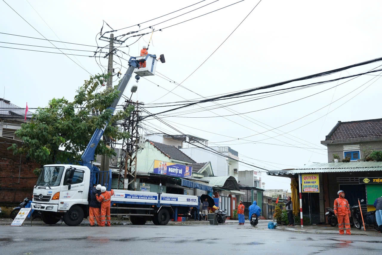 EVNCPC khắc phục sự cố bão Trami, đảm bảo cấp điện lại cho 100% khách hàng- Ảnh 5.
