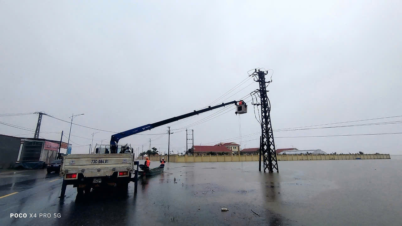 EVNCPC khắc phục sự cố bão Trami, đảm bảo cấp điện lại cho 100% khách hàng- Ảnh 6.