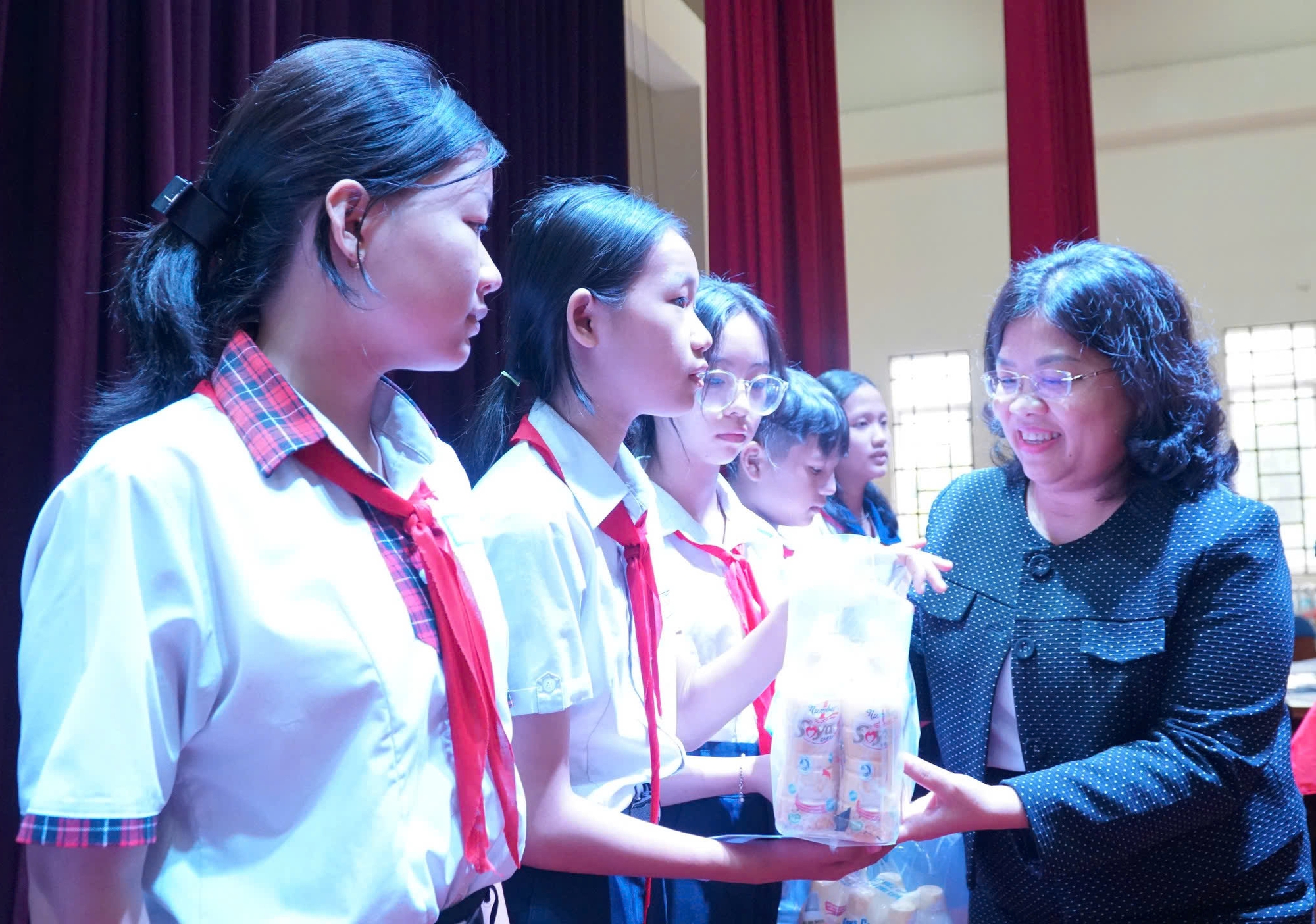 T&acirc;n Hiệp Ph&aacute;t tặng học bổng cho học sinh c&oacute; ho&agrave;n cảnh kh&oacute; khăn tại B&igrave;nh Dương- Ảnh 1.