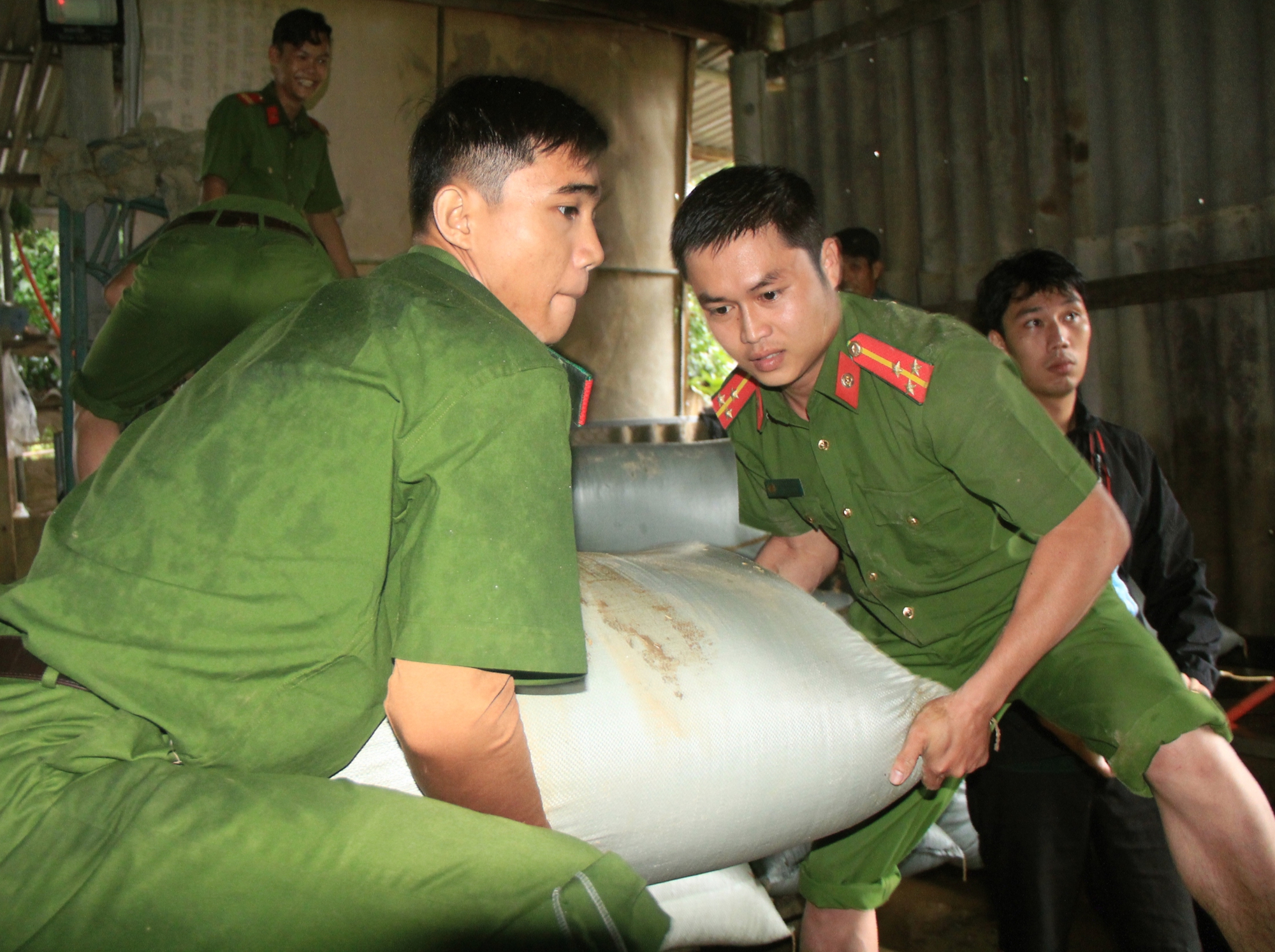H&igrave;nh ảnh rốn lũ Vĩnh Long sau chỉ đạo của gi&aacute;m đốc C&ocirc;ng an Quảng Trị- Ảnh 2.