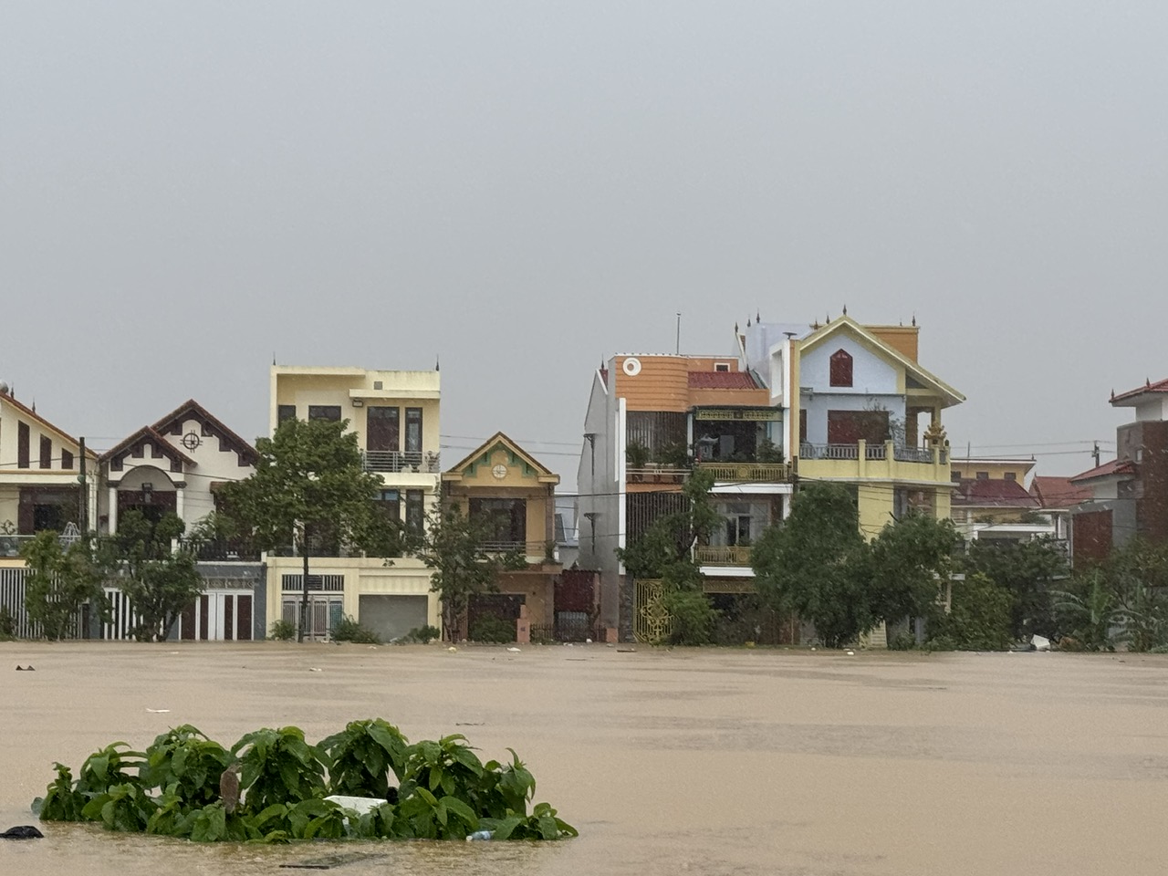 Hơn 20.000 nhà dân bị ngập sâu ở Quảng Bình: Làng mạc "xứ Lệ" chìm trong biển nước- Ảnh 1.