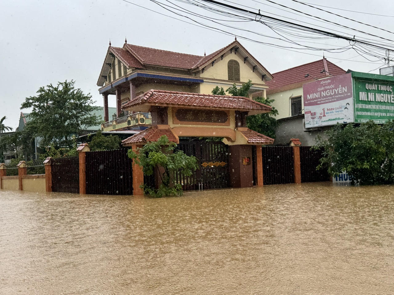 Hơn 20.000 nhà dân bị ngập sâu ở Quảng Bình: Làng mạc "xứ Lệ" chìm trong biển nước- Ảnh 4.