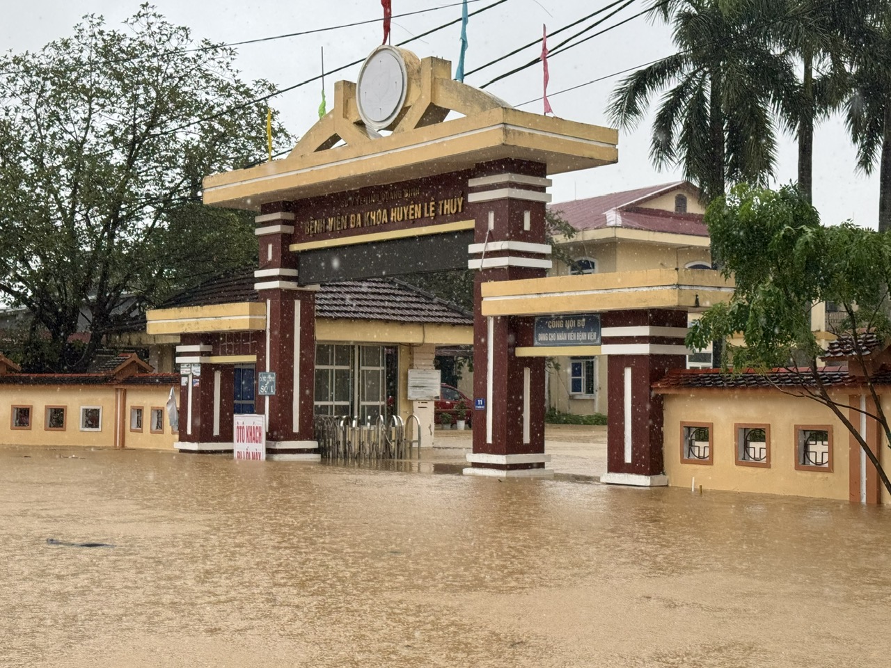 Hơn 20.000 nhà dân bị ngập sâu ở Quảng Bình: Làng mạc "xứ Lệ" chìm trong biển nước- Ảnh 5.
