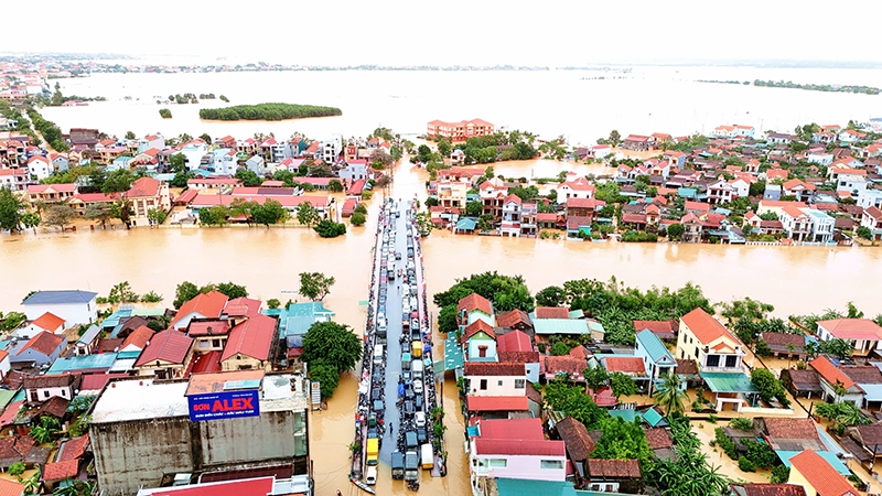 Hơn 20.000 nhà dân bị ngập sâu ở Quảng Bình: Làng mạc "xứ Lệ" chìm trong biển nước- Ảnh 7.