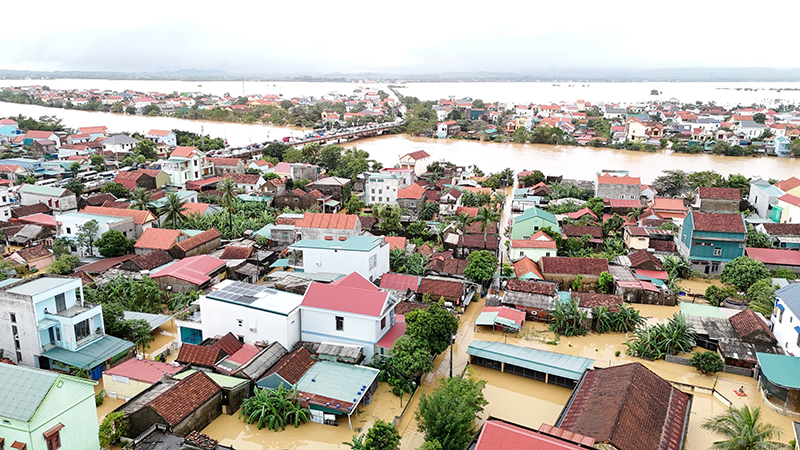 Hơn 20.000 nhà dân bị ngập sâu ở Quảng Bình: Làng mạc "xứ Lệ" chìm trong biển nước- Ảnh 8.