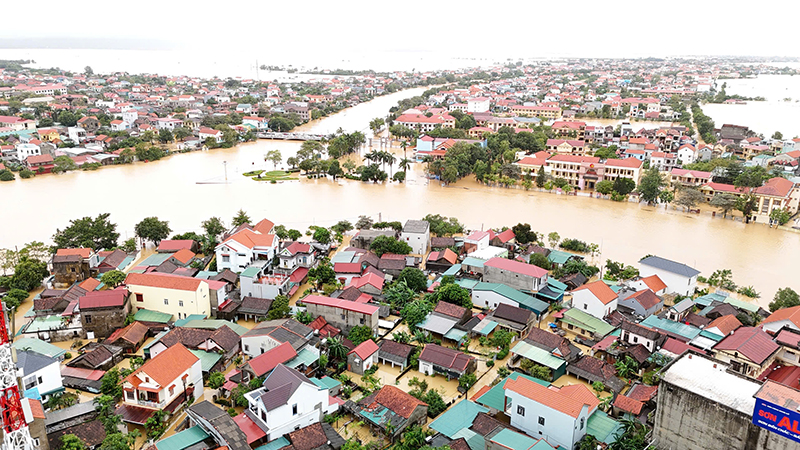 Hơn 20.000 nhà dân bị ngập sâu ở Quảng Bình: Làng mạc "xứ Lệ" chìm trong biển nước- Ảnh 10.