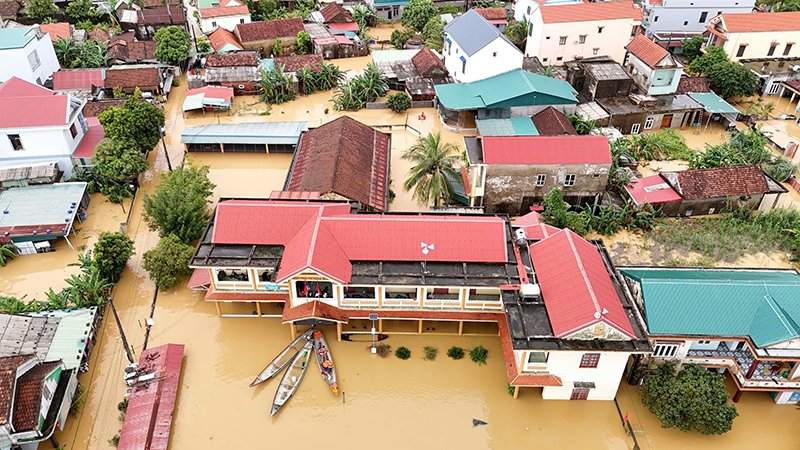 Hơn 20.000 nhà dân bị ngập sâu ở Quảng Bình: Làng mạc "xứ Lệ" chìm trong biển nước- Ảnh 12.