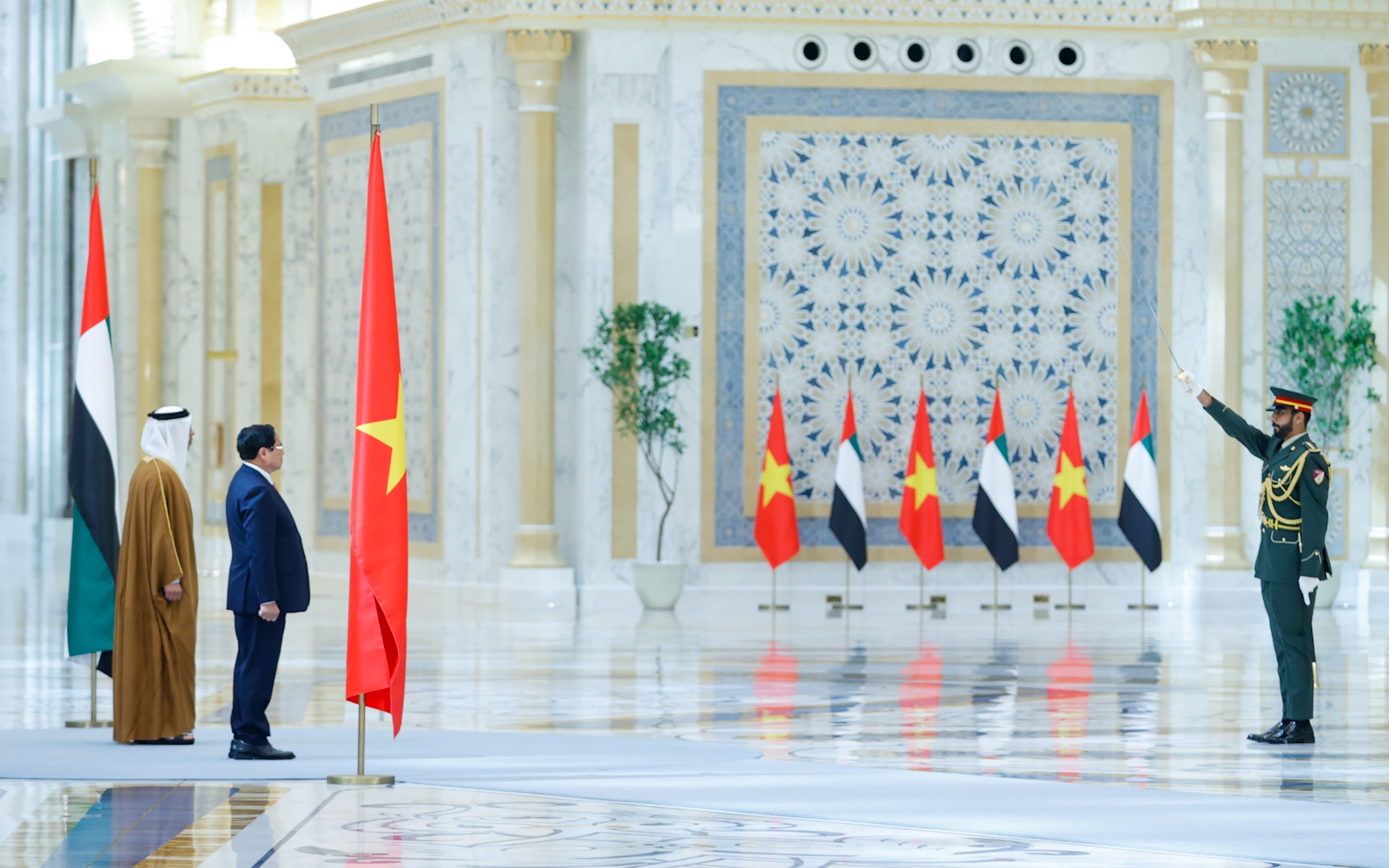 UAE bắn 21 ph&aacute;t đại b&aacute;c ch&agrave;o đ&oacute;n Thủ tướng Phạm Minh Ch&iacute;nh