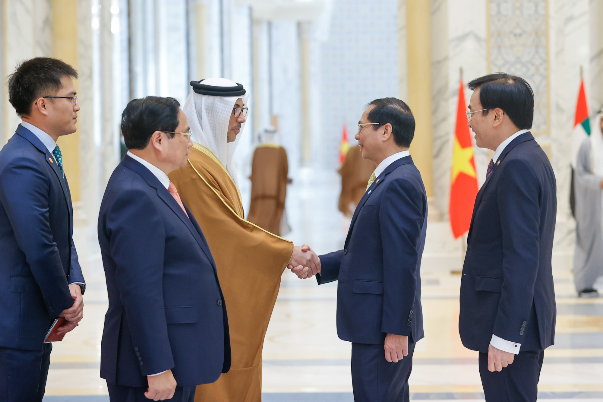 UAE bắn 21 phát đại bác chào đón Thủ tướng Phạm Minh Chính- Ảnh 10.