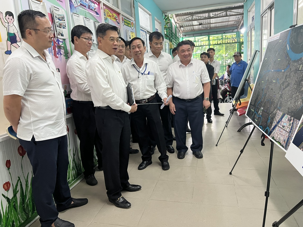 Cuối tháng 12-2024, bàn giao mặt bằng cho dự án cầu đường Nguyễn Khoái- Ảnh 1.