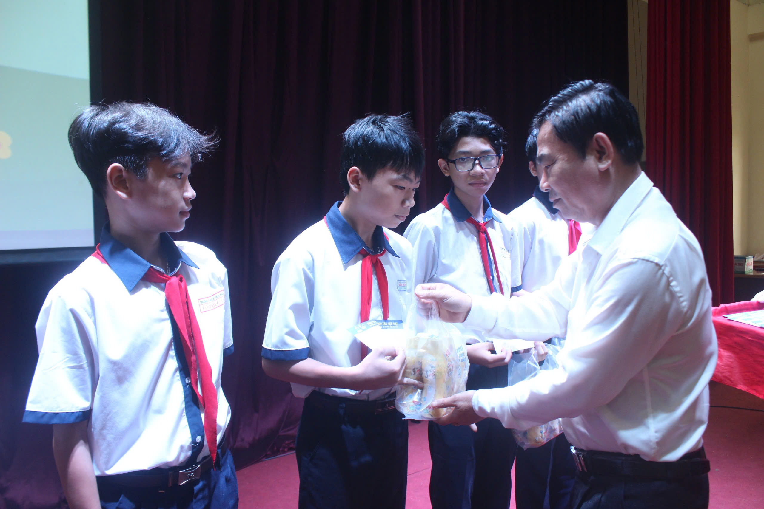 T&acirc;n Hiệp Ph&aacute;t tặng học bổng cho học sinh c&oacute; ho&agrave;n cảnh kh&oacute; khăn tại B&igrave;nh Dương- Ảnh 3.