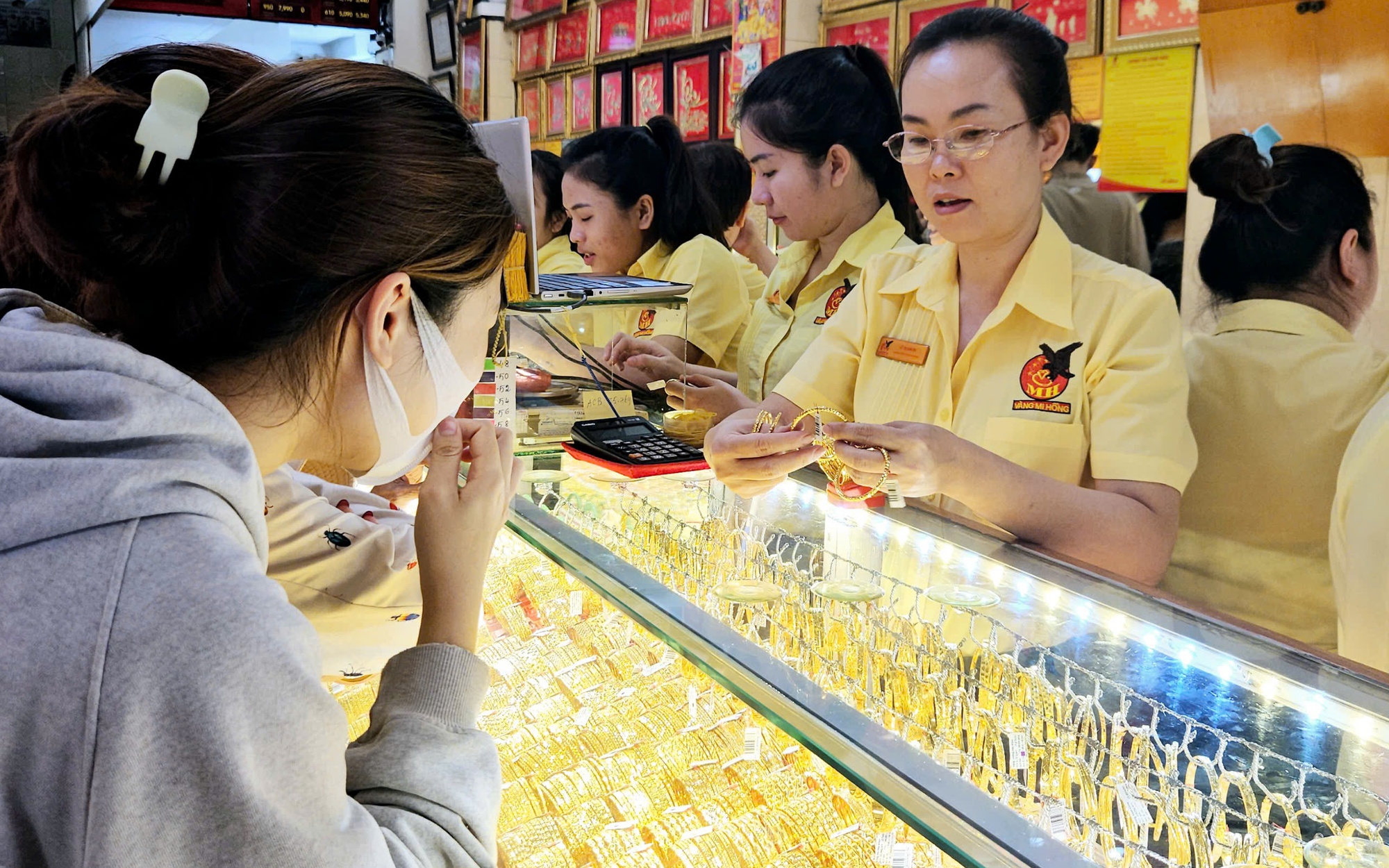 Giá vàng hôm nay 28-10: Thế giới lao dốc, vàng miếng SJC, vàng nhẫn cùng bất động