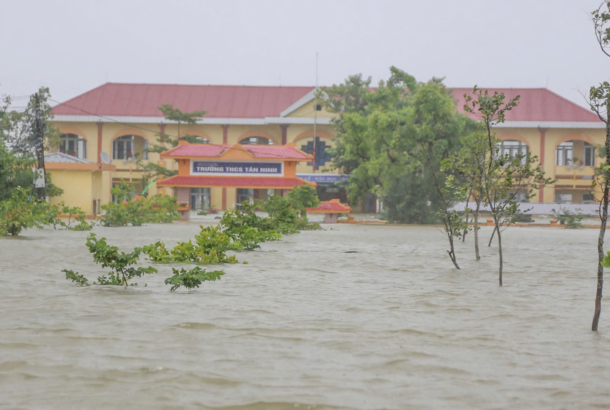 H&agrave;ng loạt trụ sở, trường học ở Quảng B&igrave;nh ch&igrave;m trong biển nước- Ảnh 6.
