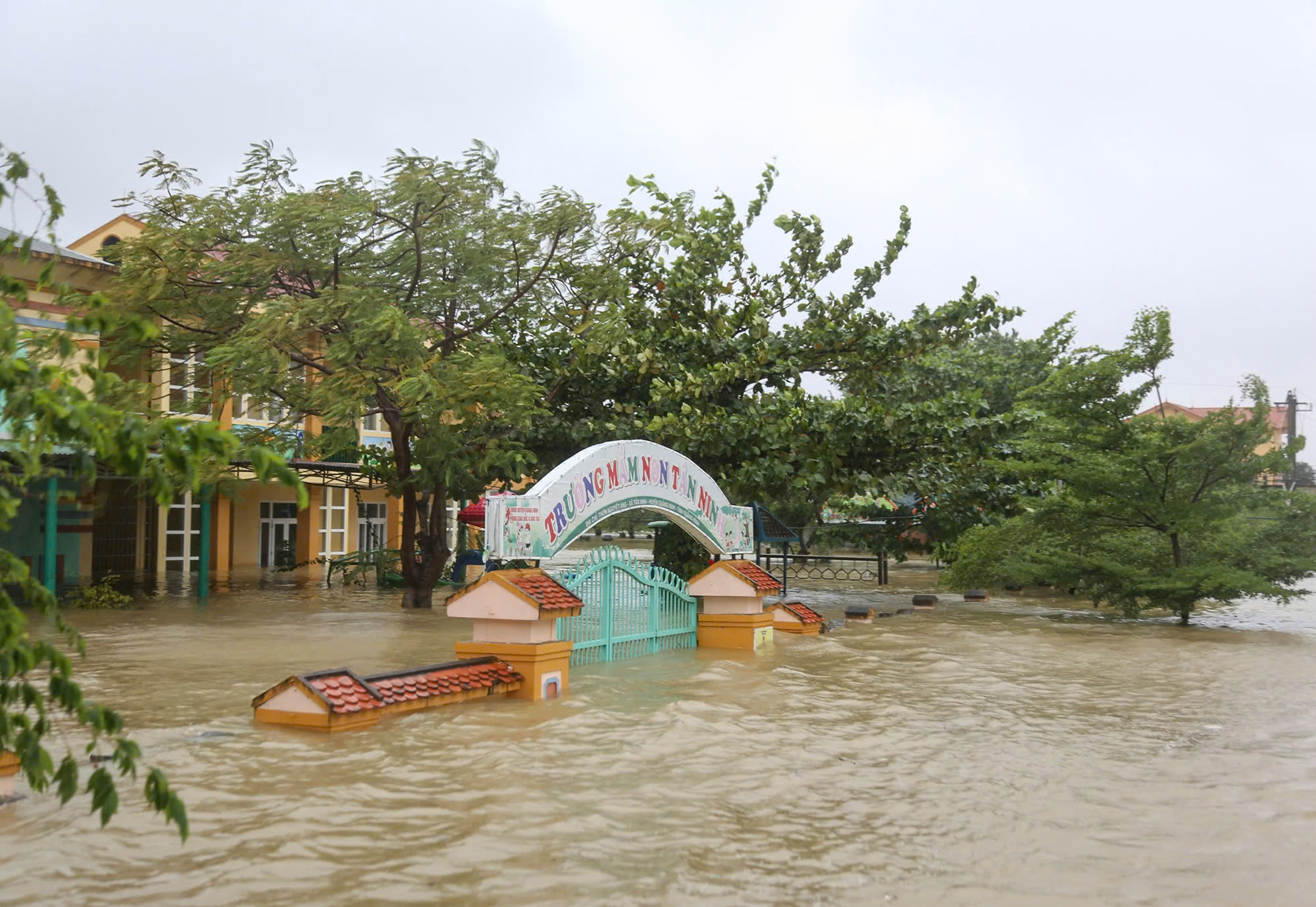 H&agrave;ng loạt trụ sở, trường học ở Quảng B&igrave;nh ch&igrave;m trong biển nước- Ảnh 9.