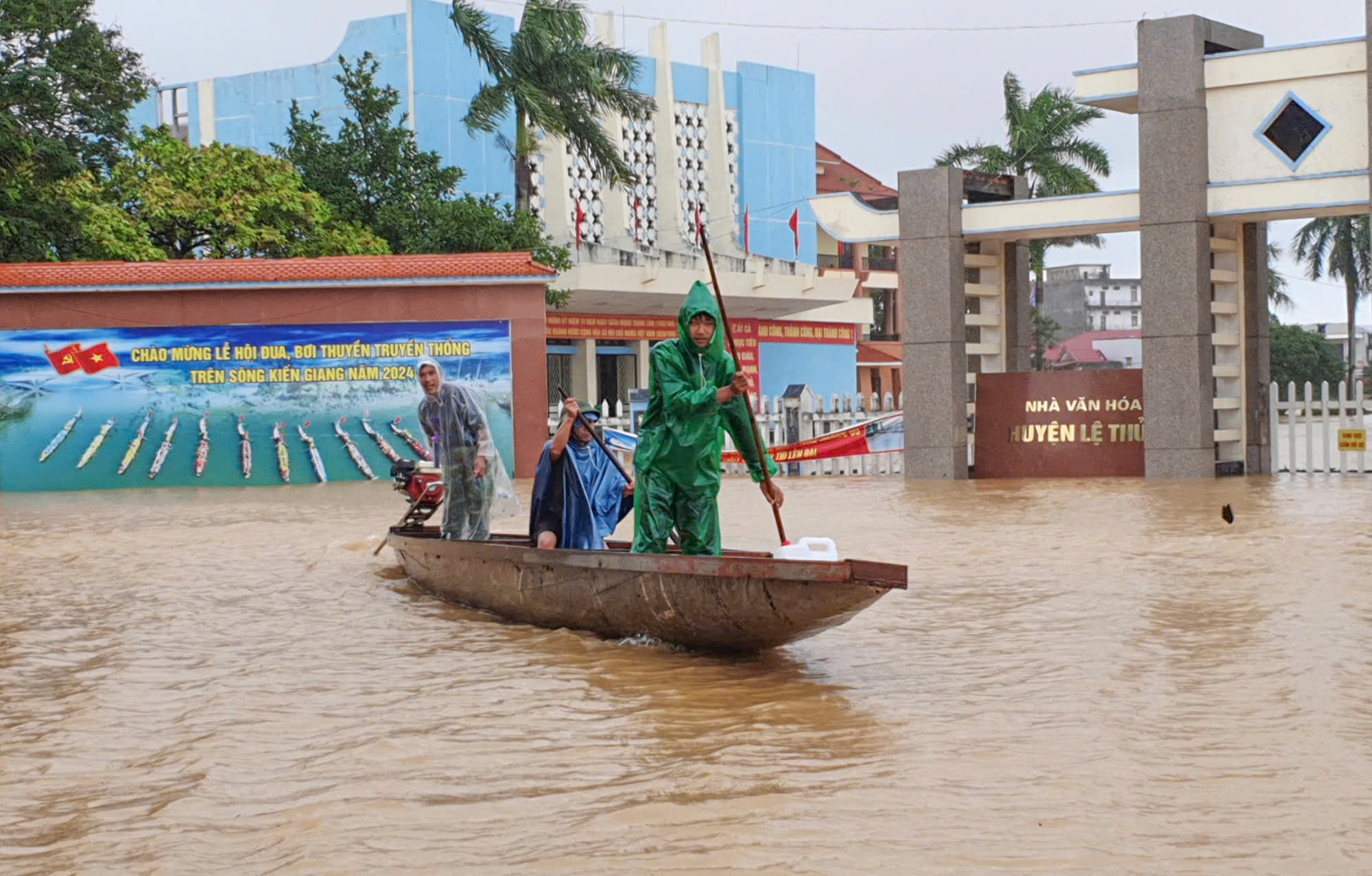 H&agrave;ng loạt trụ sở, trường học ở Quảng B&igrave;nh ch&igrave;m trong biển nước- Ảnh 10.